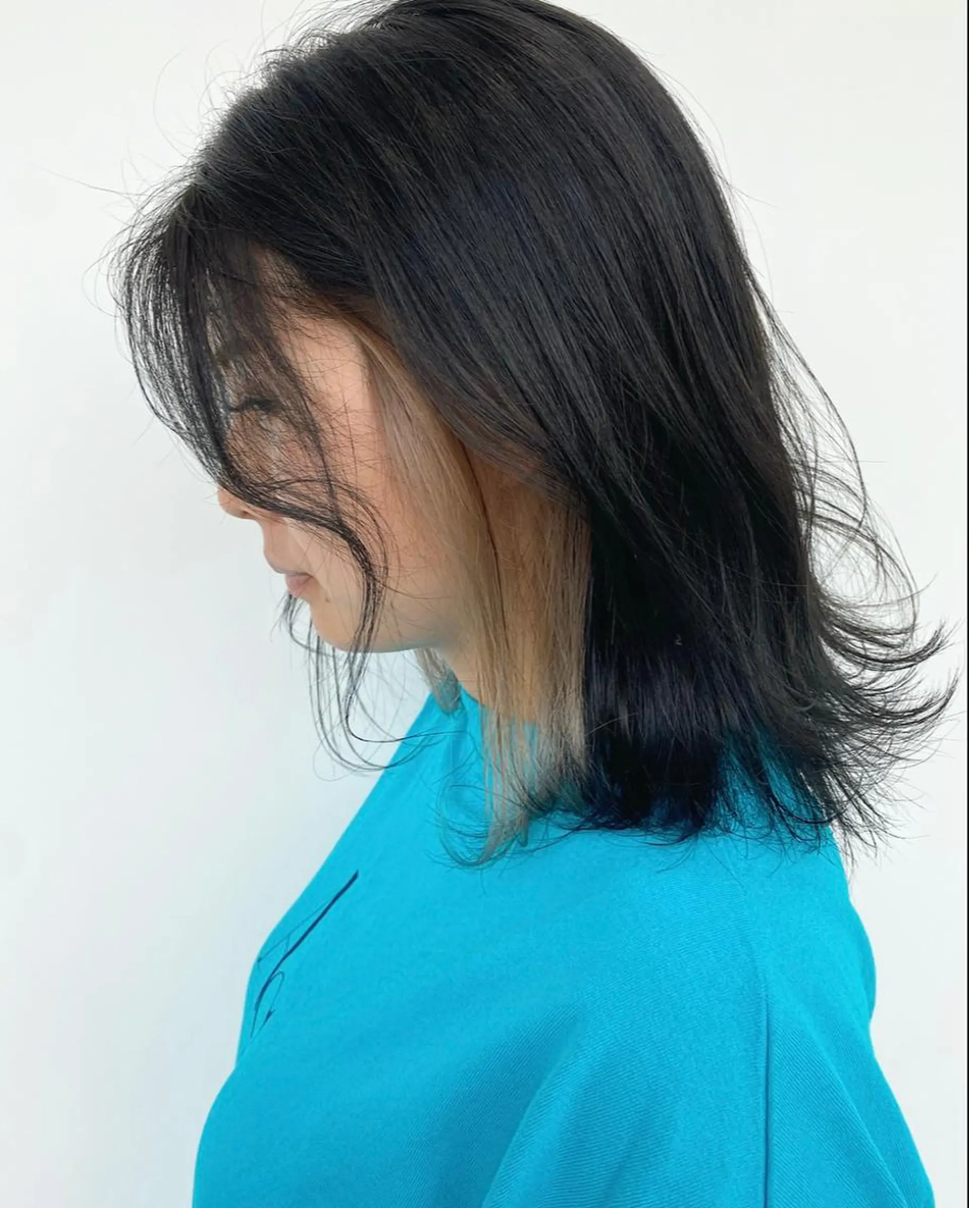 ミディアム アッシュ ヘアカラー 丸山 純奈のヘアスタイル