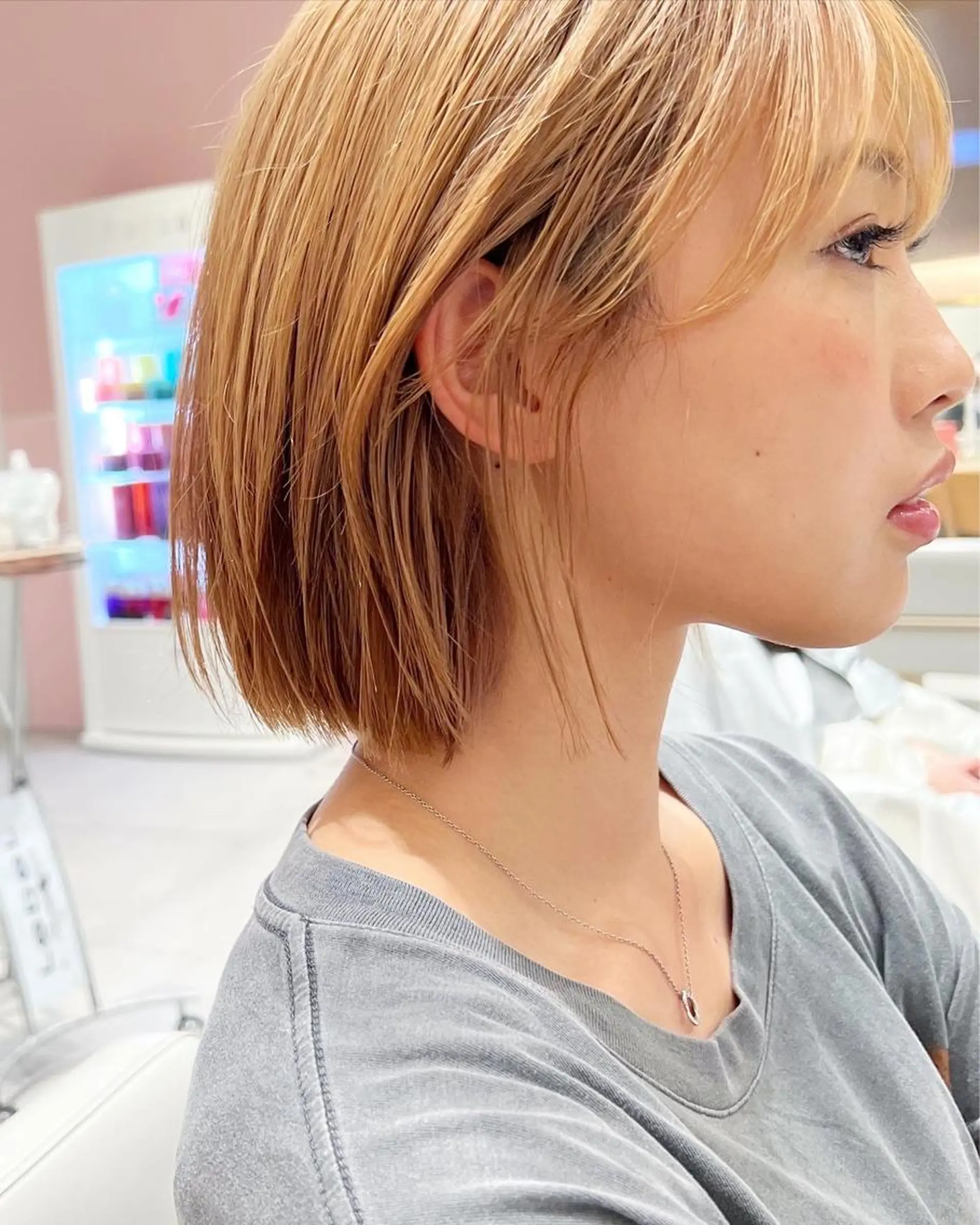 ショート カラー 切りっぱなしボブ 前下がりボブ ブリーチ グレージュ イルミナカラー カット ヘアカラー トリートメント レイヤー専門家 ダブルカラー修のヘアスタイル