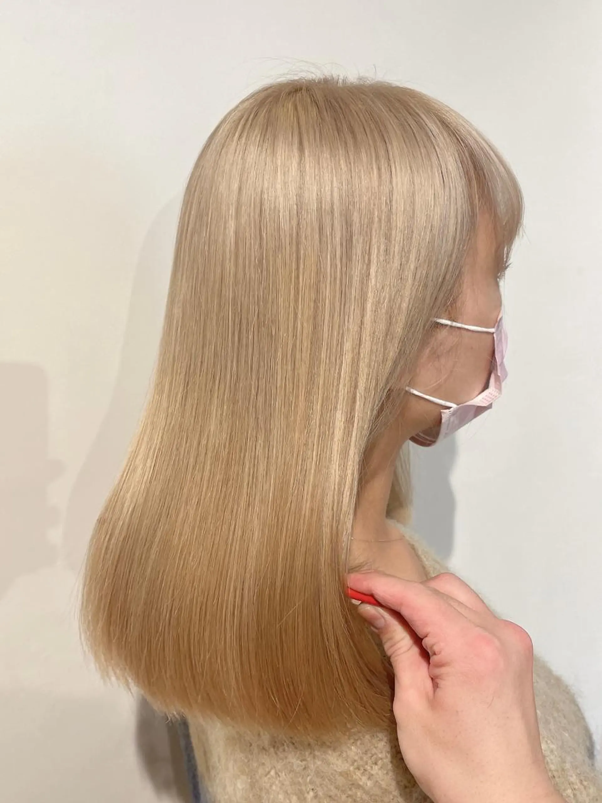 セミロング カラー ベージュカラー ブリーチ ミルクティーベージュ ヘアアレンジ にいた　かづしげのヘアスタイル