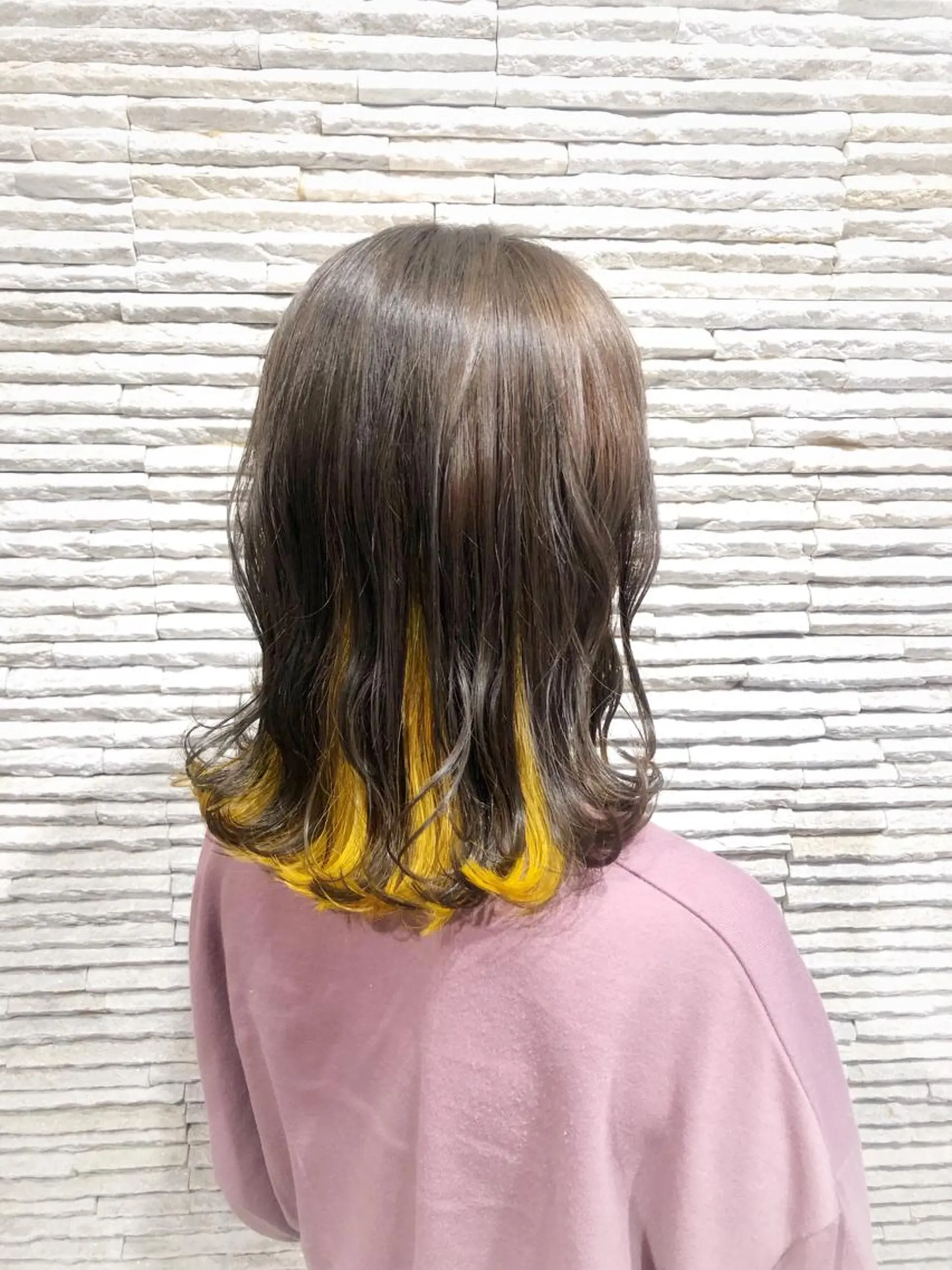 ミディアム カラー インナーカラー イエローカラー カット ヘアカラー 嶋田 ゆきのヘアスタイル