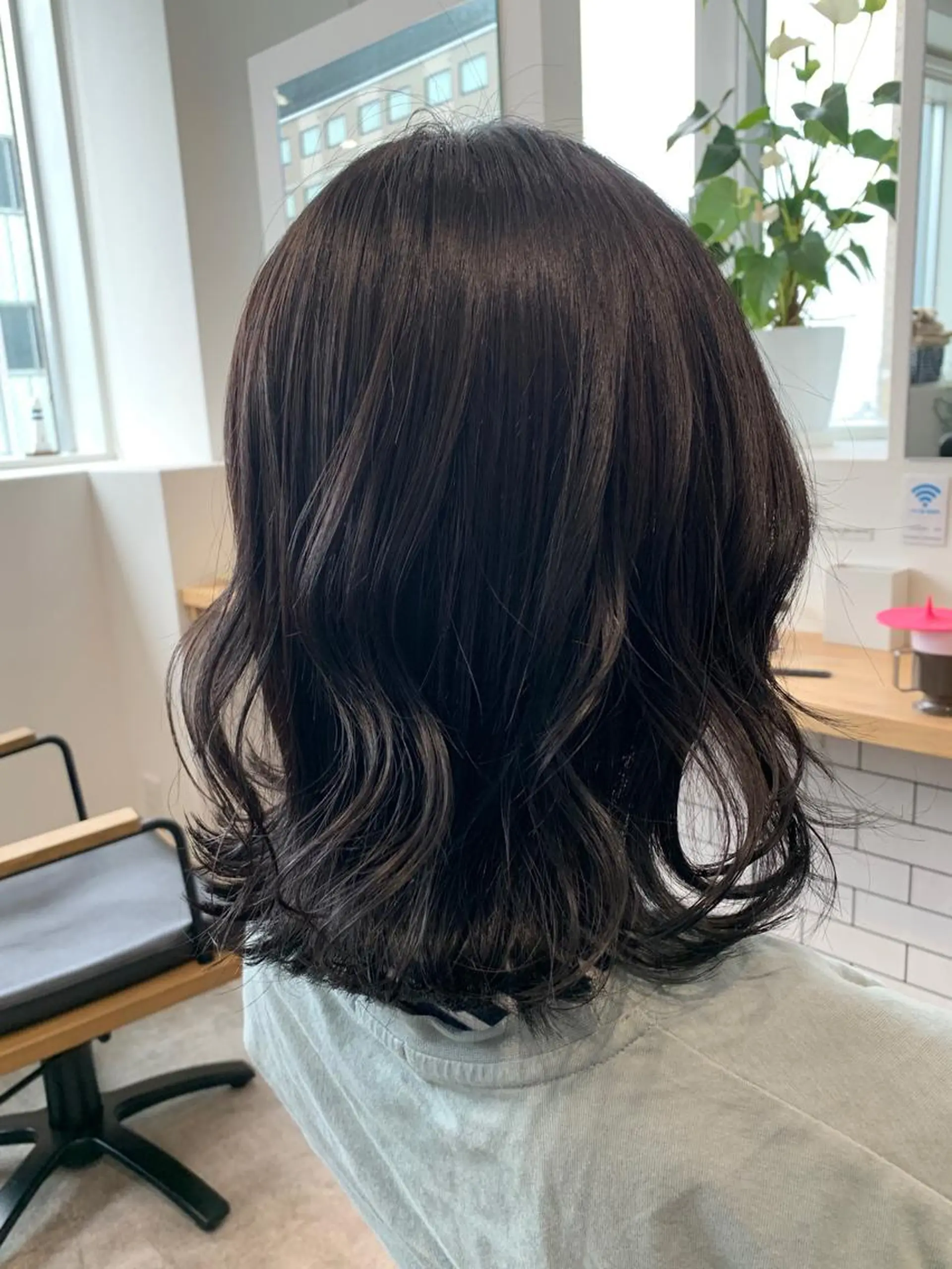 ミディアム カラー アッシュ バレイヤージュ ベージュカラー 黒髪 ブロンド レイヤーカット/ 艶カラー/RYOMAのヘアスタイル