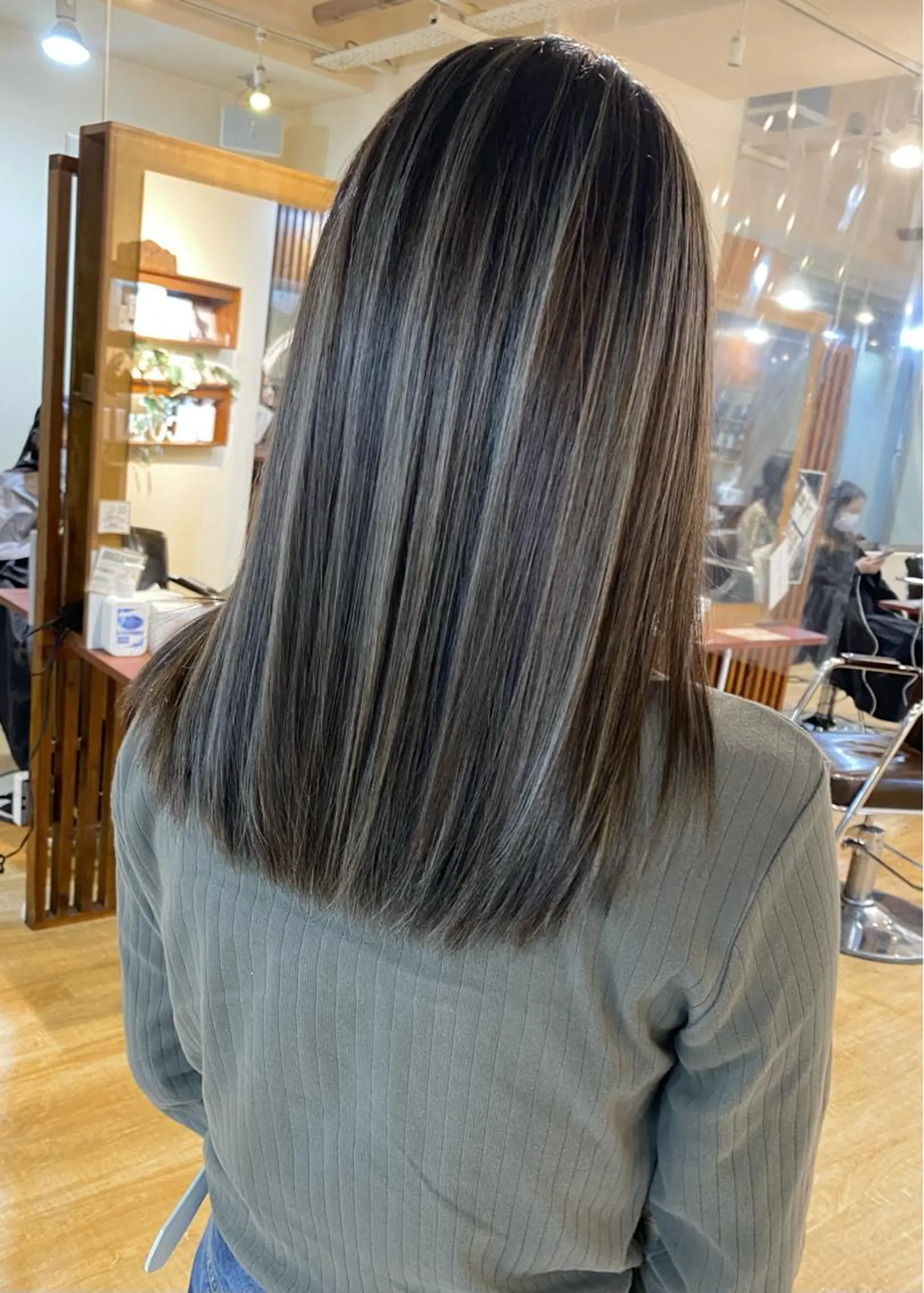 セミロング カラー ハイライトカラー ハイライト 白髪ぼかし バレイヤージュ志鎌のヘアスタイル