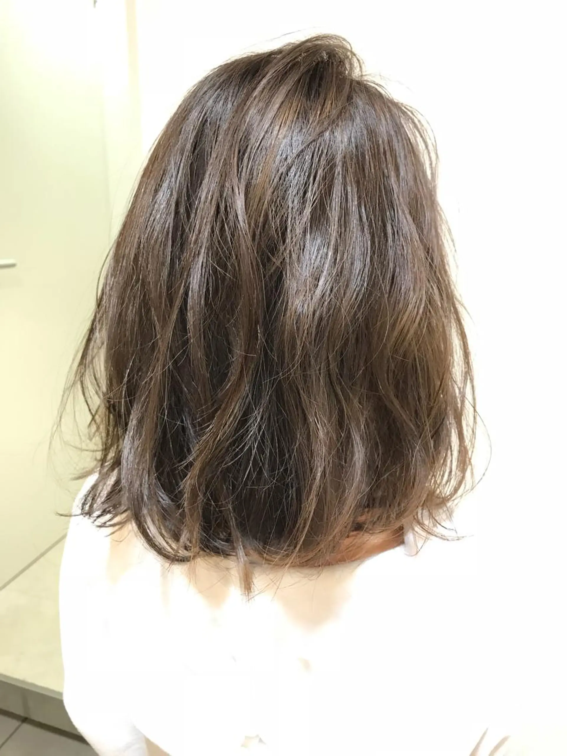 ミディアム カラー ベージュカラー フォギーベージュ Miru by INCE HAIRのヘアスタイル