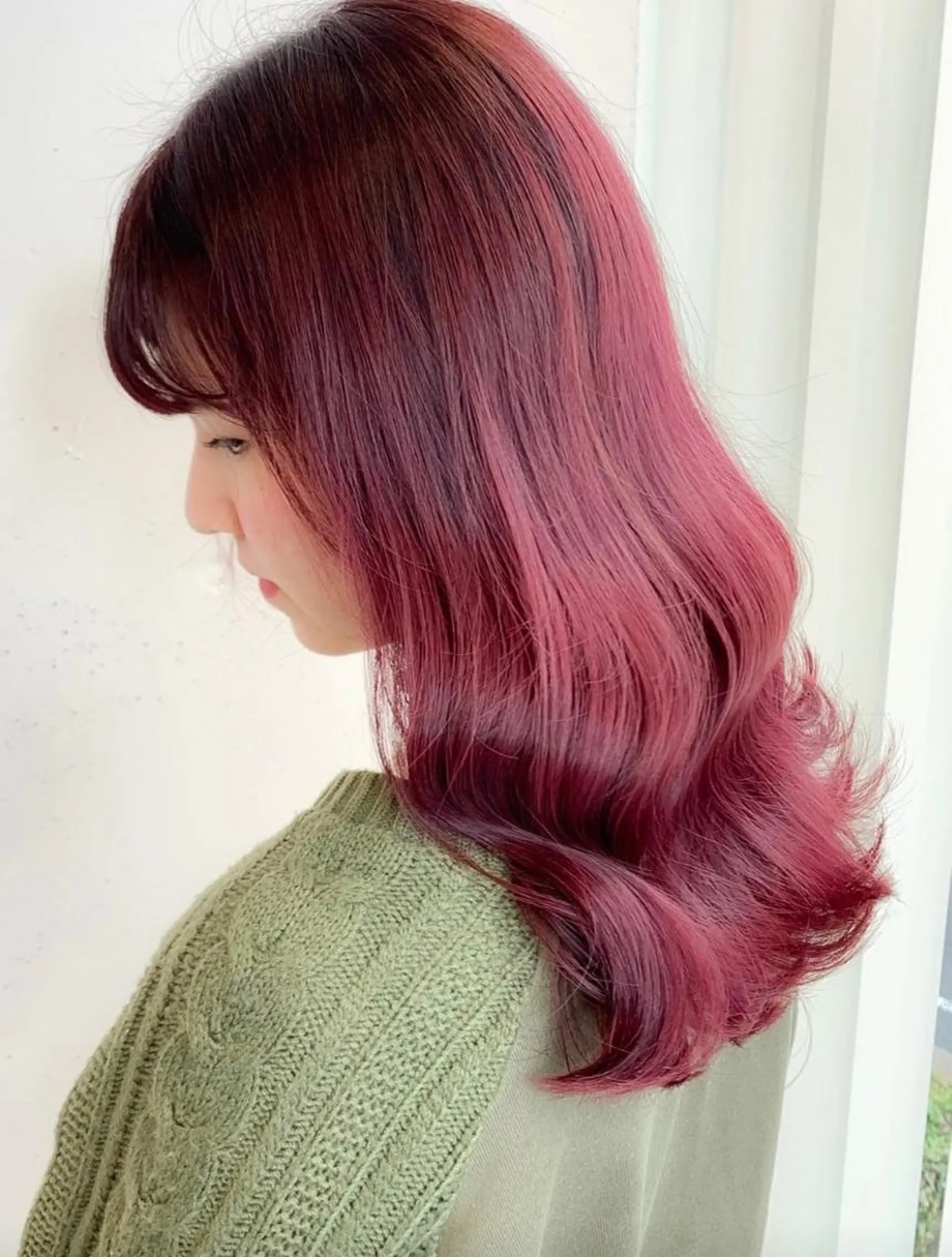 ロング カラー ヘアアレンジ ブリーチ レッドカラー ローズカラー トリートメント ウルフカット レイヤーカット上柿のヘアスタイル