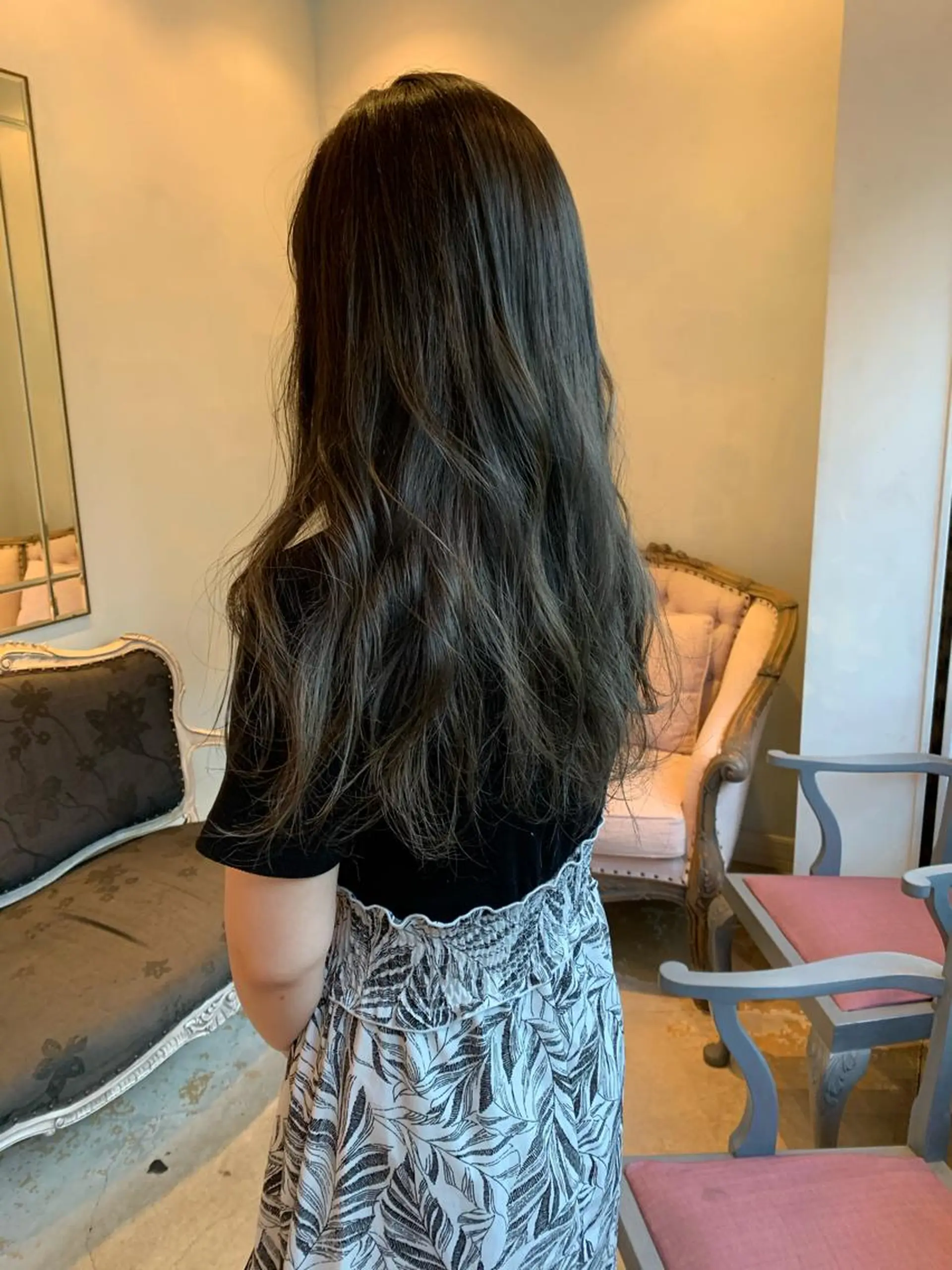 ロング カラー SAKINO． ベージュカラーのヘアスタイル