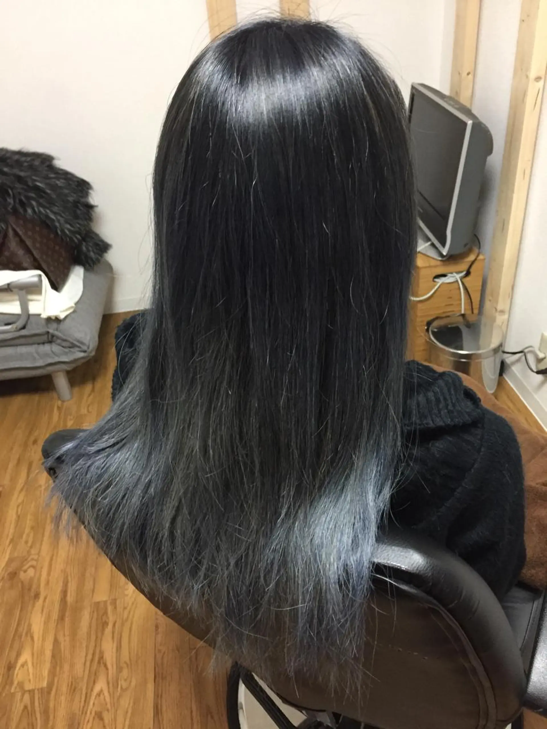 セミロング カラー アッシュ ブロンド グラデーションカラー シルバー シルバーアッシュ じょん 。のヘアスタイル