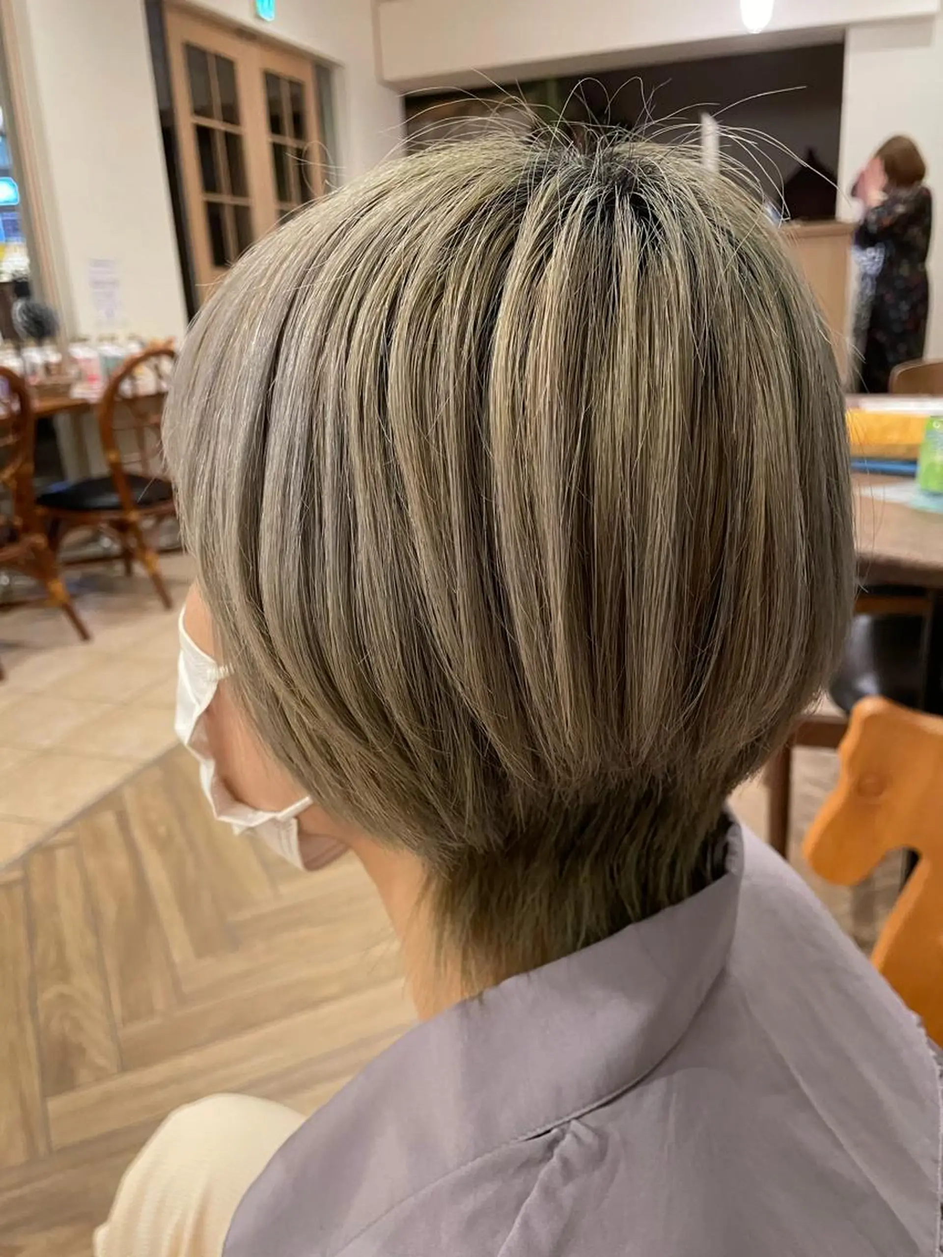 ショート カラー ウルフカット 横野 朱音のヘアスタイル