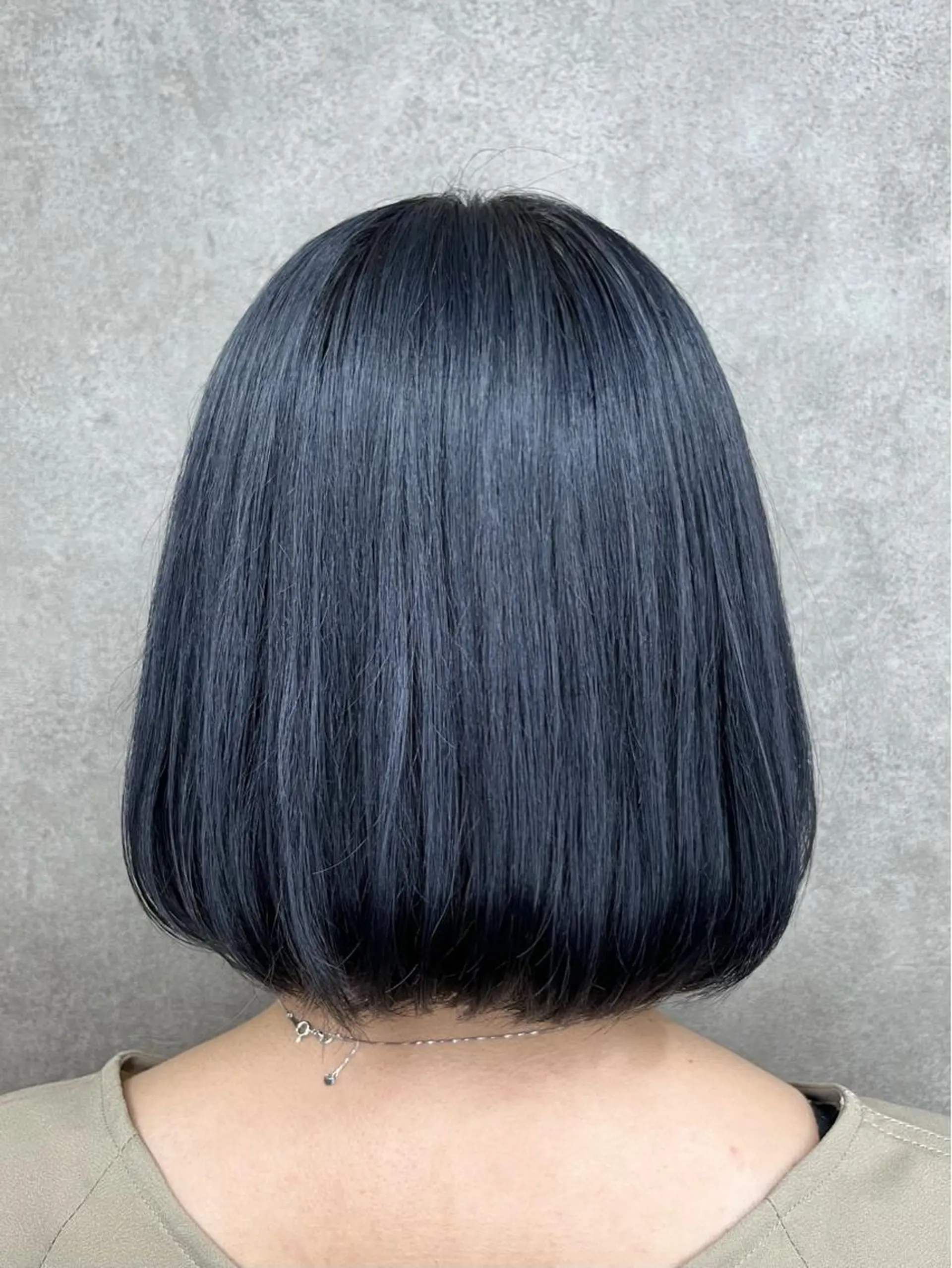 ショート カラー 黒髪 ブルーカラー ブルーブラック 透明感カラー 山口 詩織のヘアスタイル