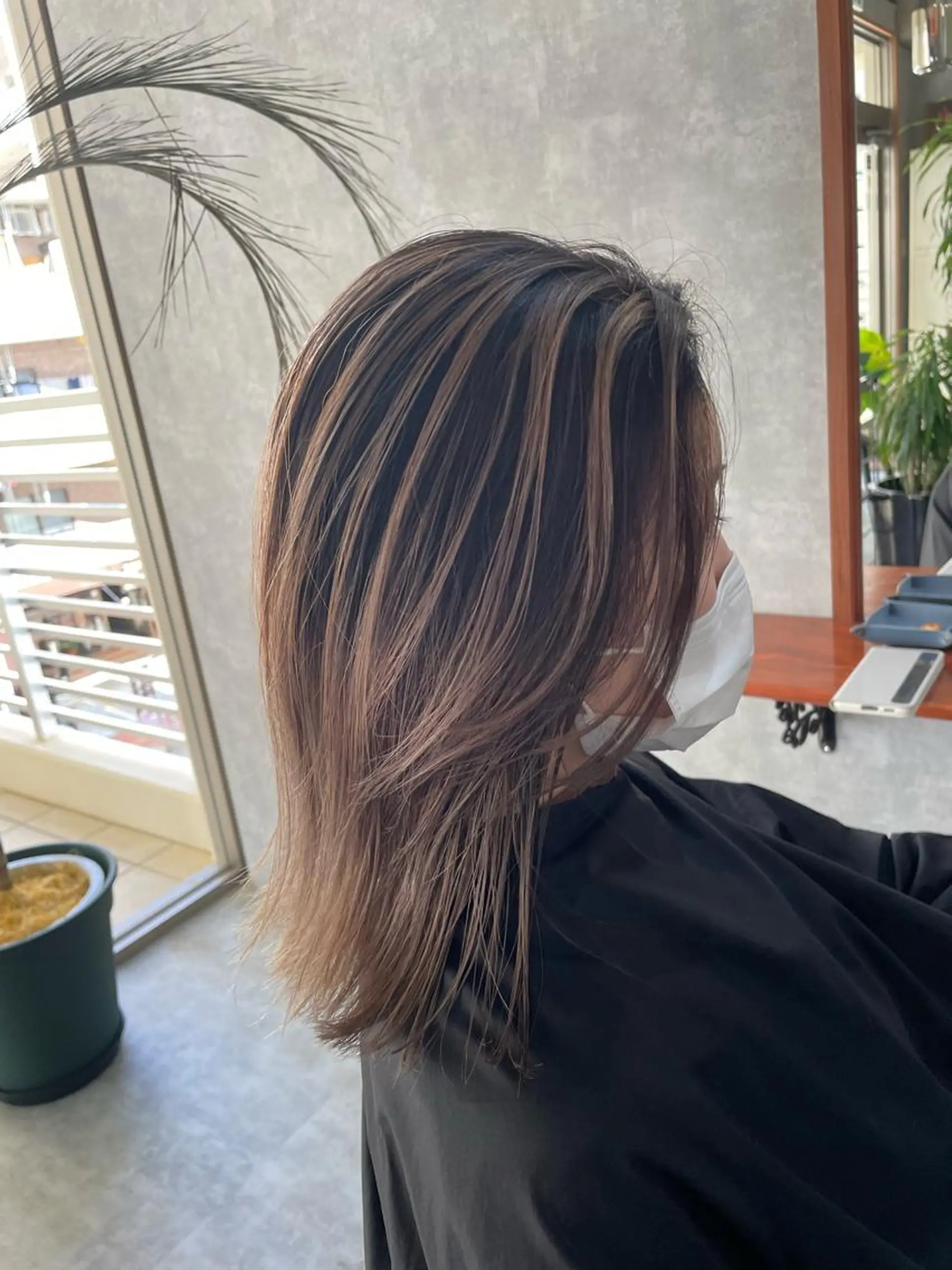セミロング レイヤーカット andKおもろまち店 艶ダブルカラー✨のヘアスタイル