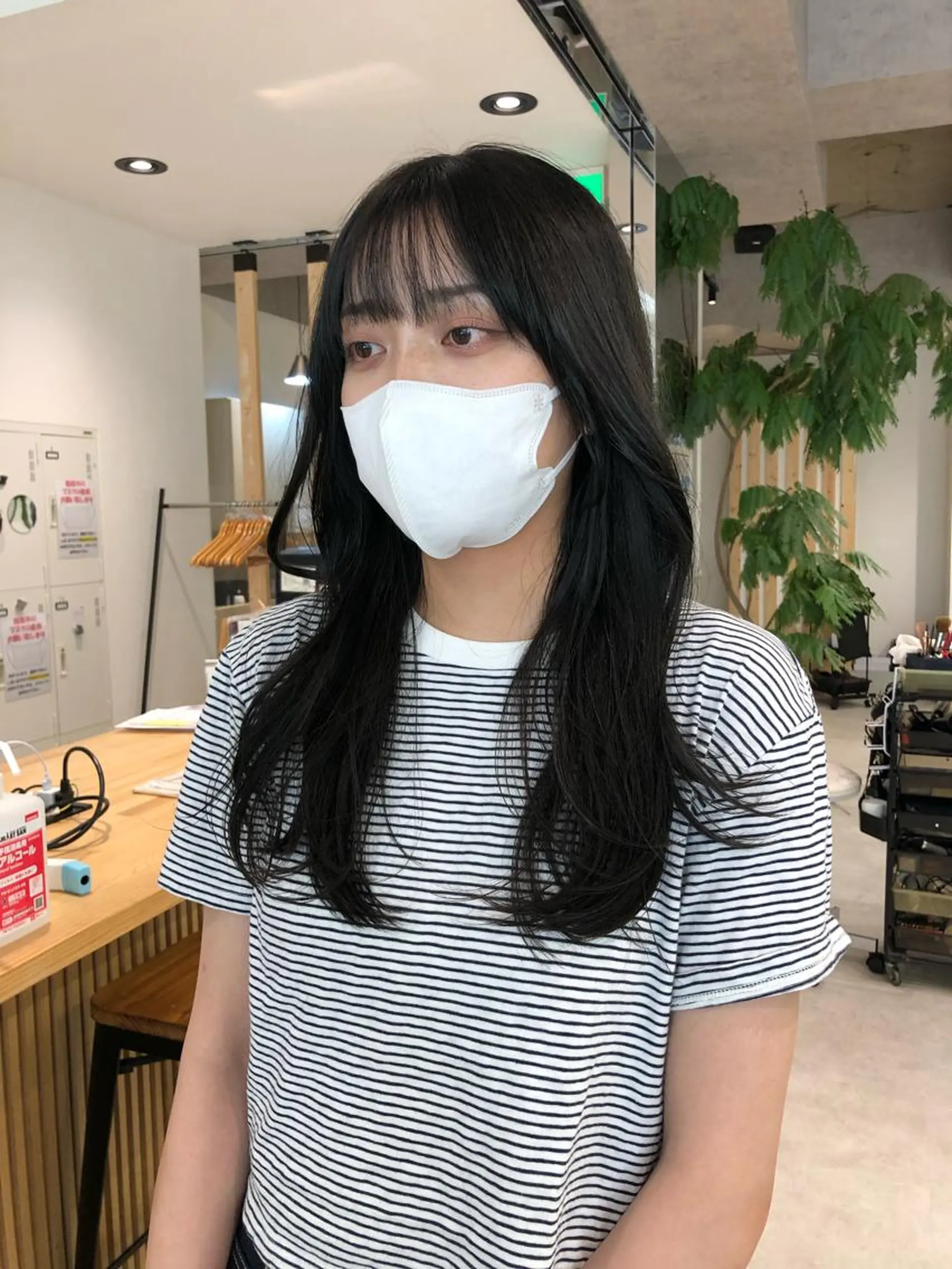 ロング カラー 黒髪 ブルーカラー ブルーブラック 顔まわりレイヤー 韓国風ヘア カット レイヤー/顔まわり カット/地毛風カラーのヘアスタイル