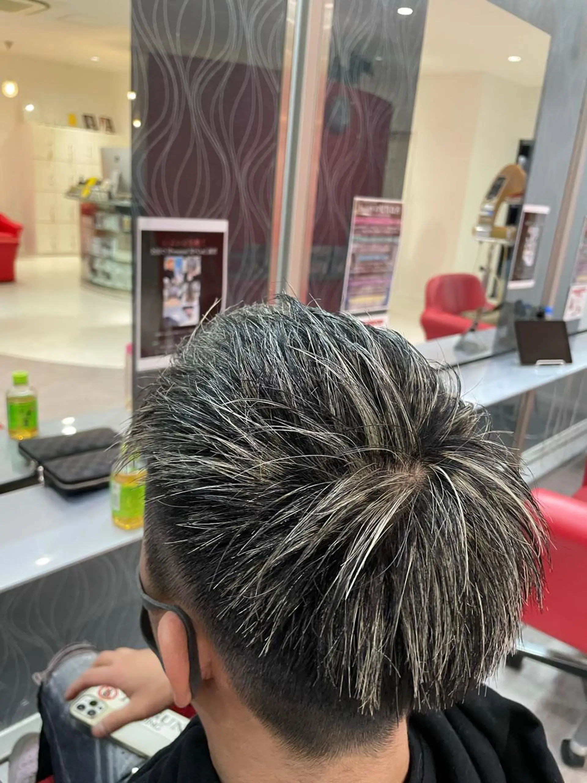 カラー メンズ メンズハイライト ハイライトカラー Merlyosaka 早川未来のヘアスタイル