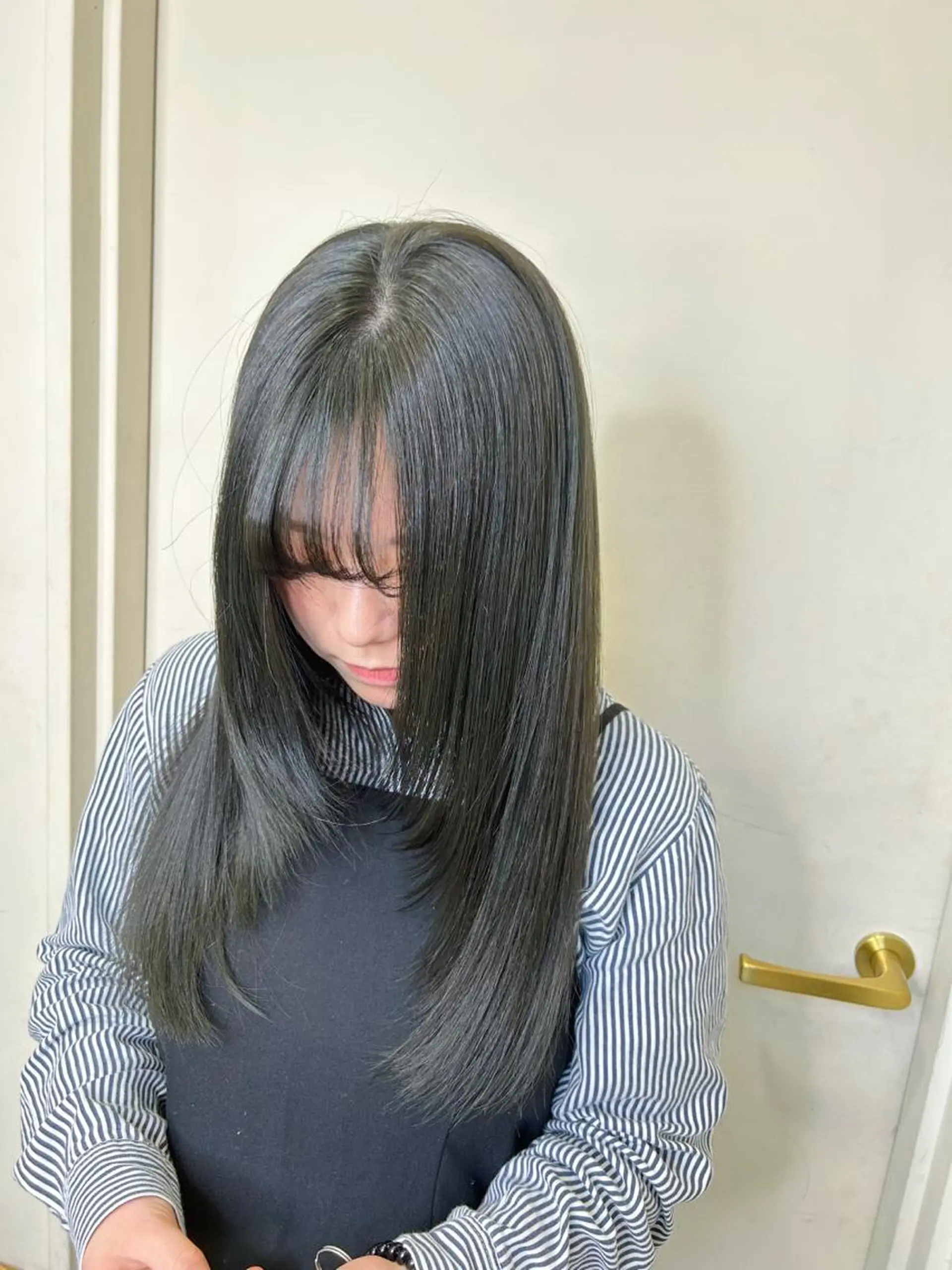 セミロング 透明感カラー NAN AMI グレージュのヘアスタイル