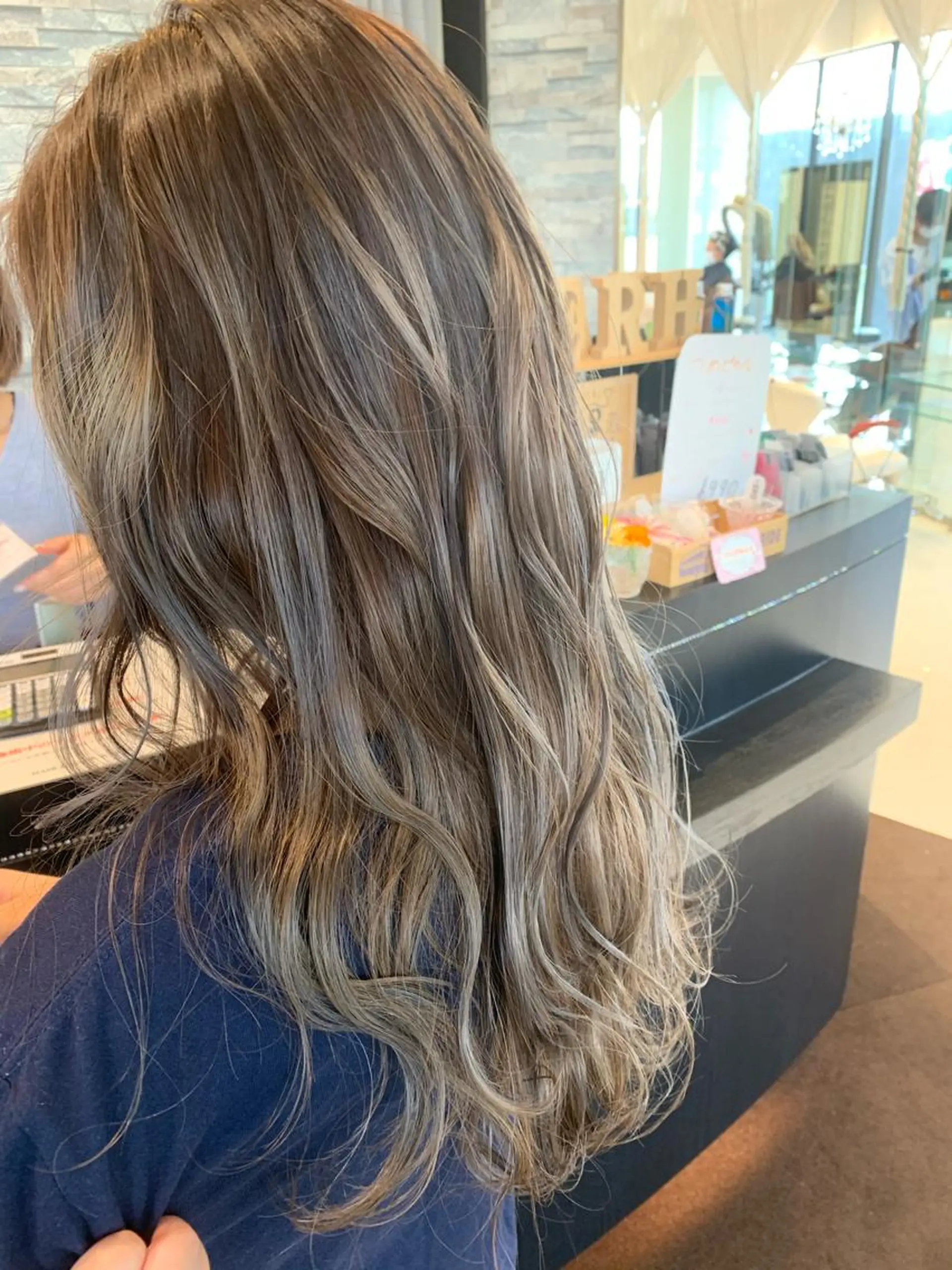 ロング ハイライト タカハシ ヨシヒトのヘアスタイル