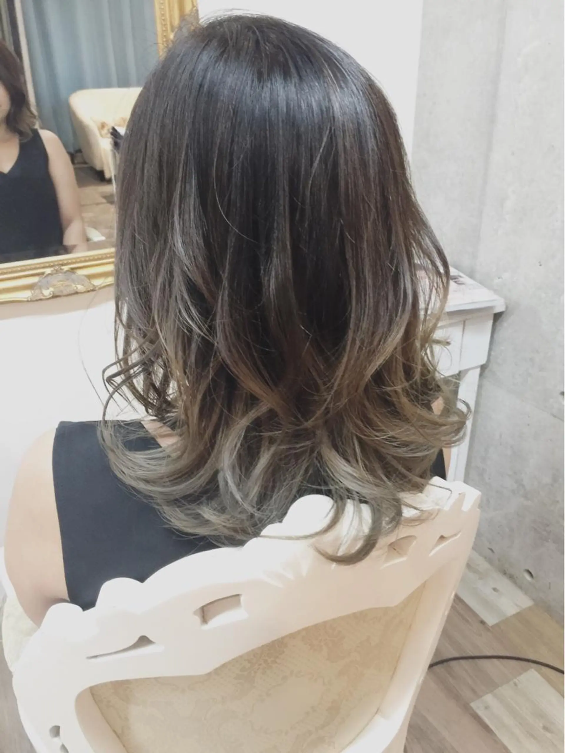 ミディアム セミロング カラー バレイヤージュ グレージュ レイヤーカット cachecache所属・及川 光のヘアスタイル