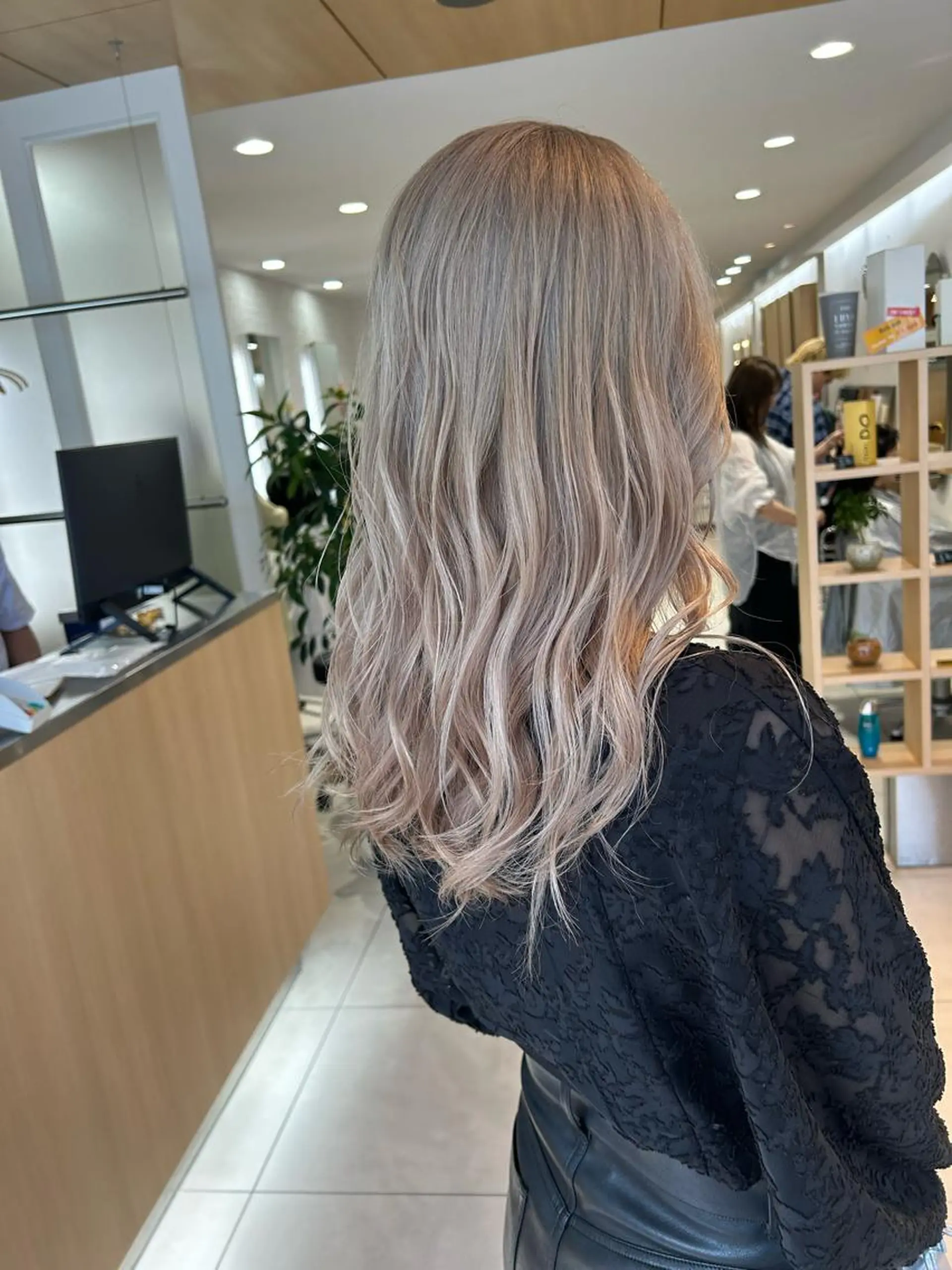 ロング カラー ベージュカラー ブリーチ ホワイトベージュ 🍀透明感抜群🍀/ ハイトーンカラーのヘアスタイル
