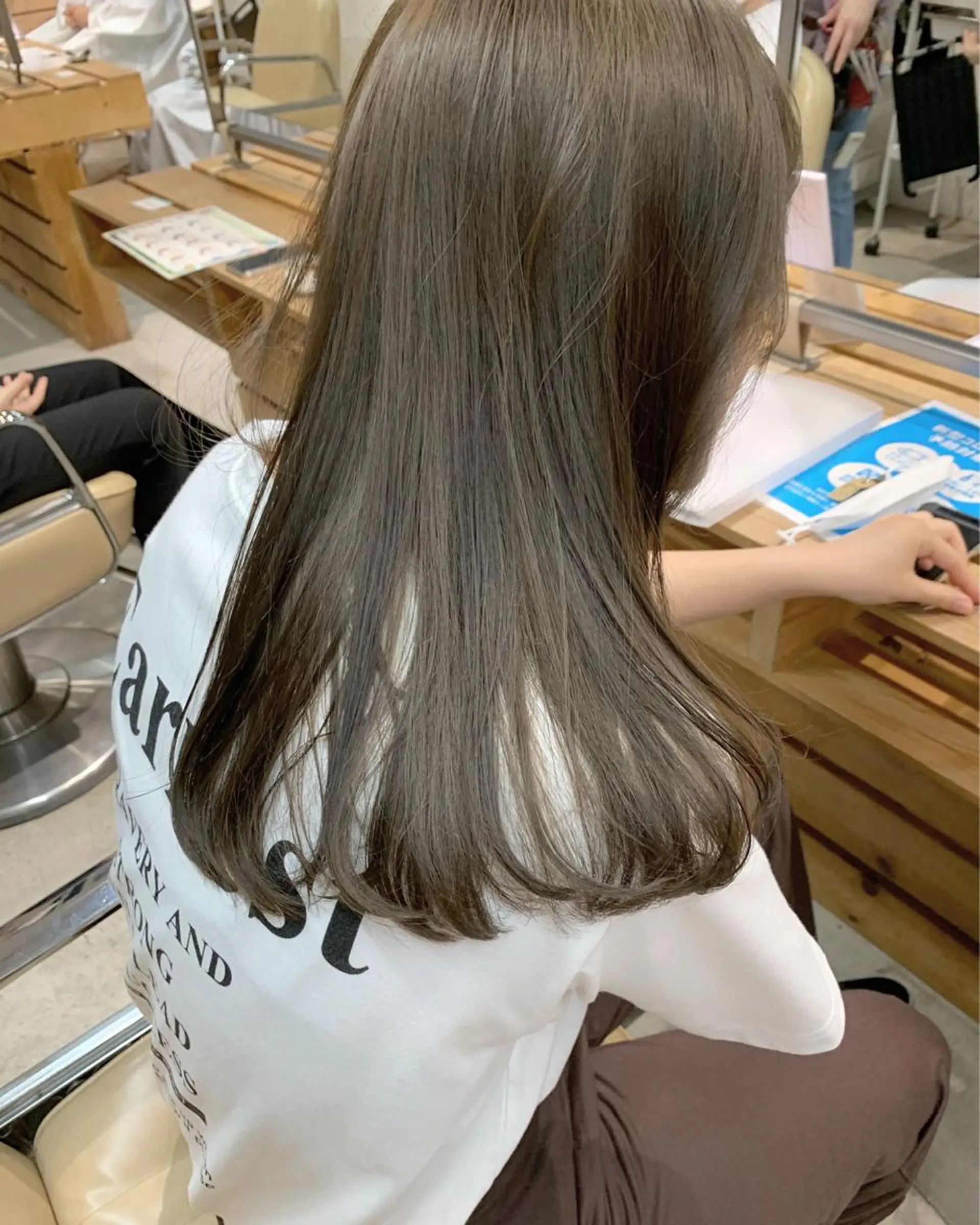 セミロング カラー ベージュカラー ブリーチ 透明感カラー ブリーチなしカラー オリーブベージュ カット ヘアカラー mina🪐立川駅/ 無料ショートカットのヘアスタイル