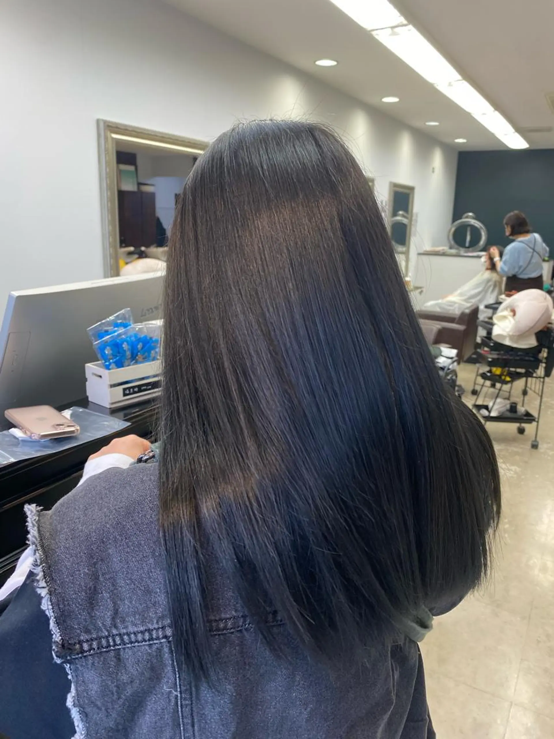 ロング カラー ブリーチ 小島 凜のヘアスタイル