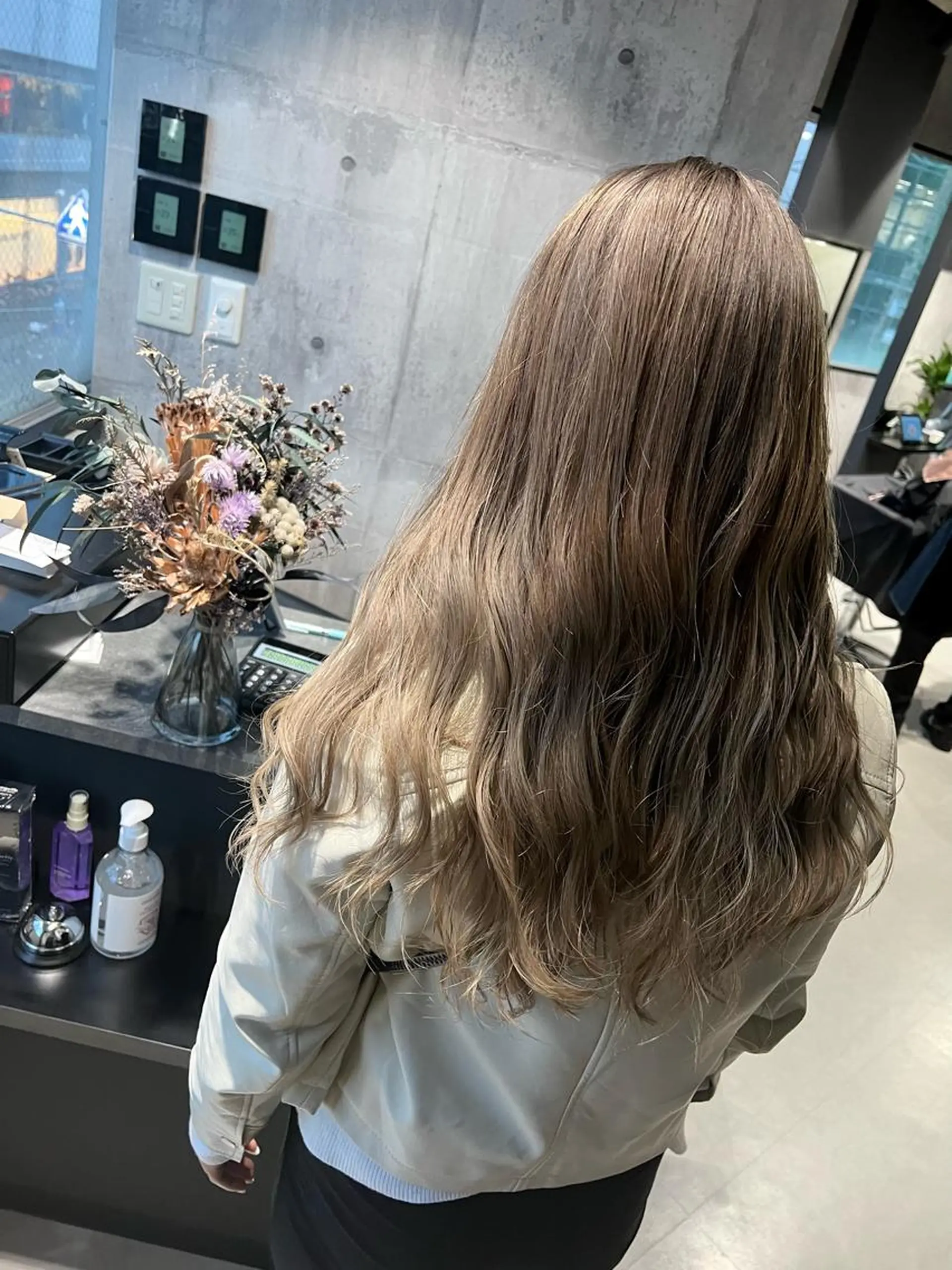 ロング カラー ベージュカラー ブロンド ブロンドベージュ mimiiy梅田 中崎町ハイトーンのヘアスタイル