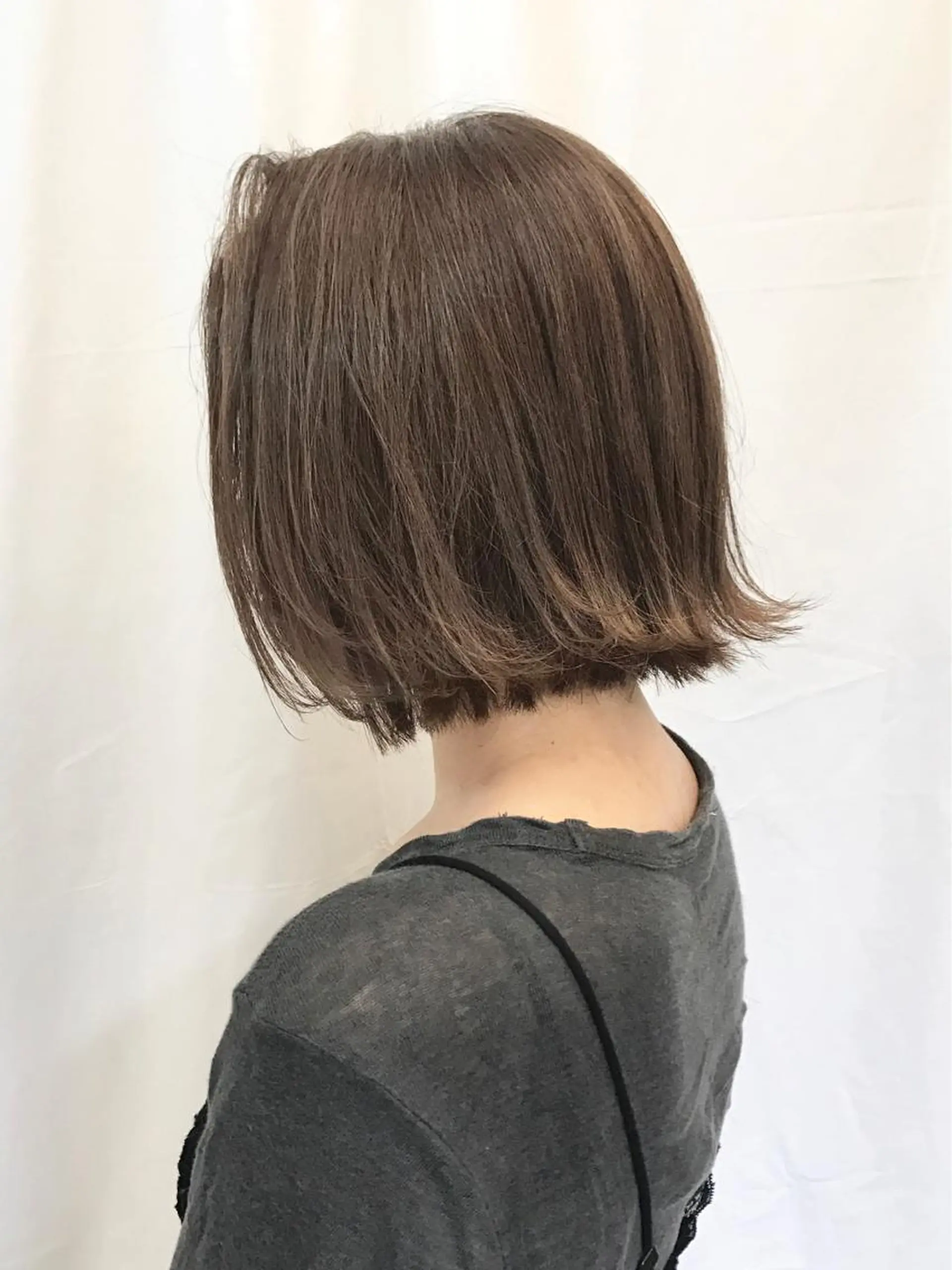 ミディアム 切りっぱなしボブ アイスグレージュ ボブ 縮毛矯正 髪質改善寺坂雄飛💐のヘアスタイル
