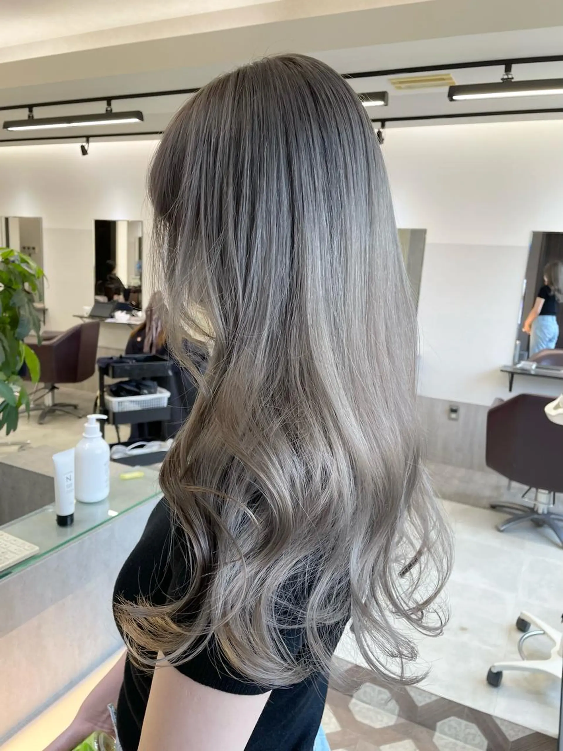 ロング カラー ブリーチ 透明感カラー シルバー ホワイトシルバー GISEL 筑紫野店のヘアスタイル