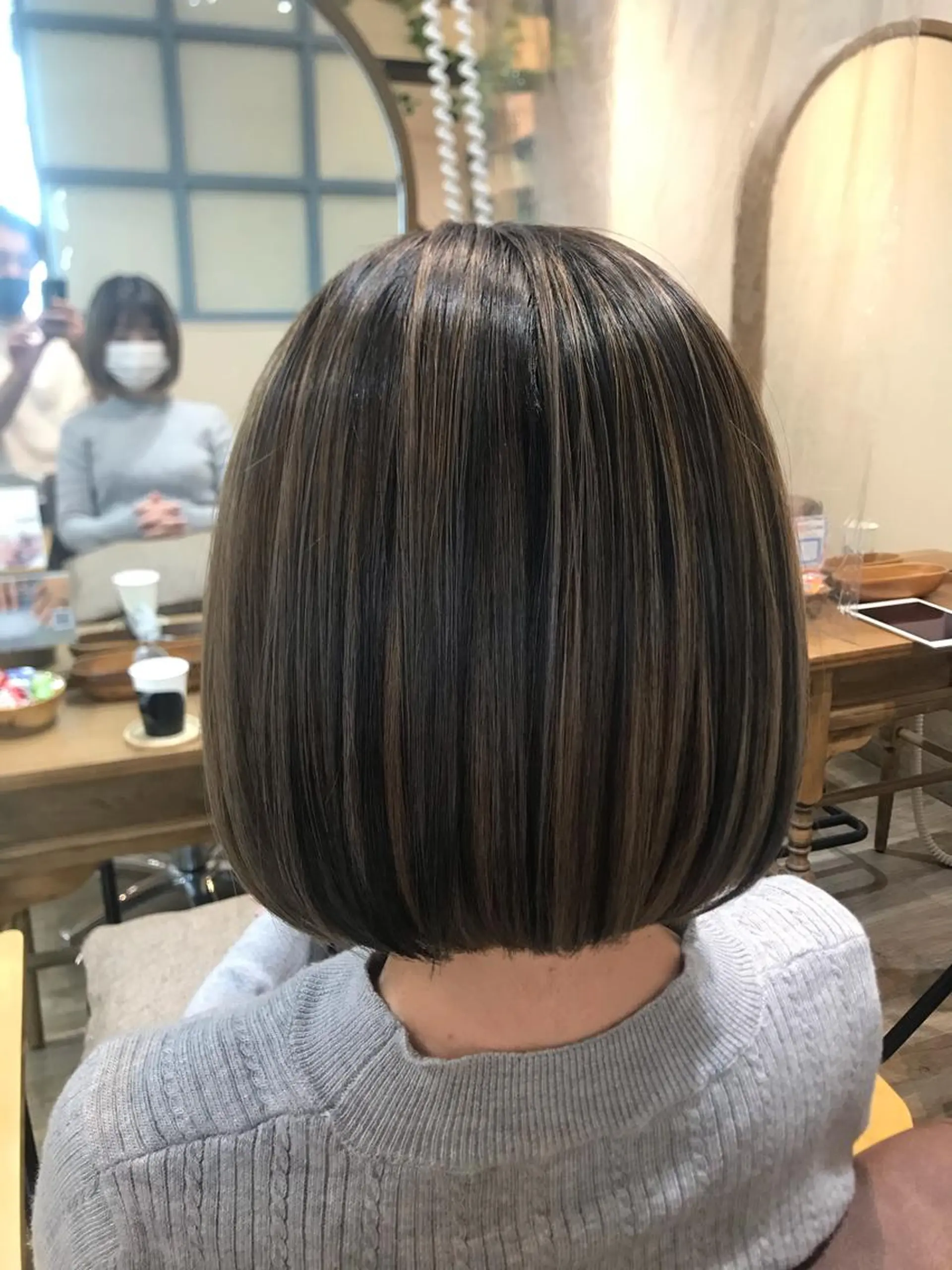 ミディアム ボブ ハイライト レイヤーカット 横浜関内髪質改善 re:Magoのヘアスタイル