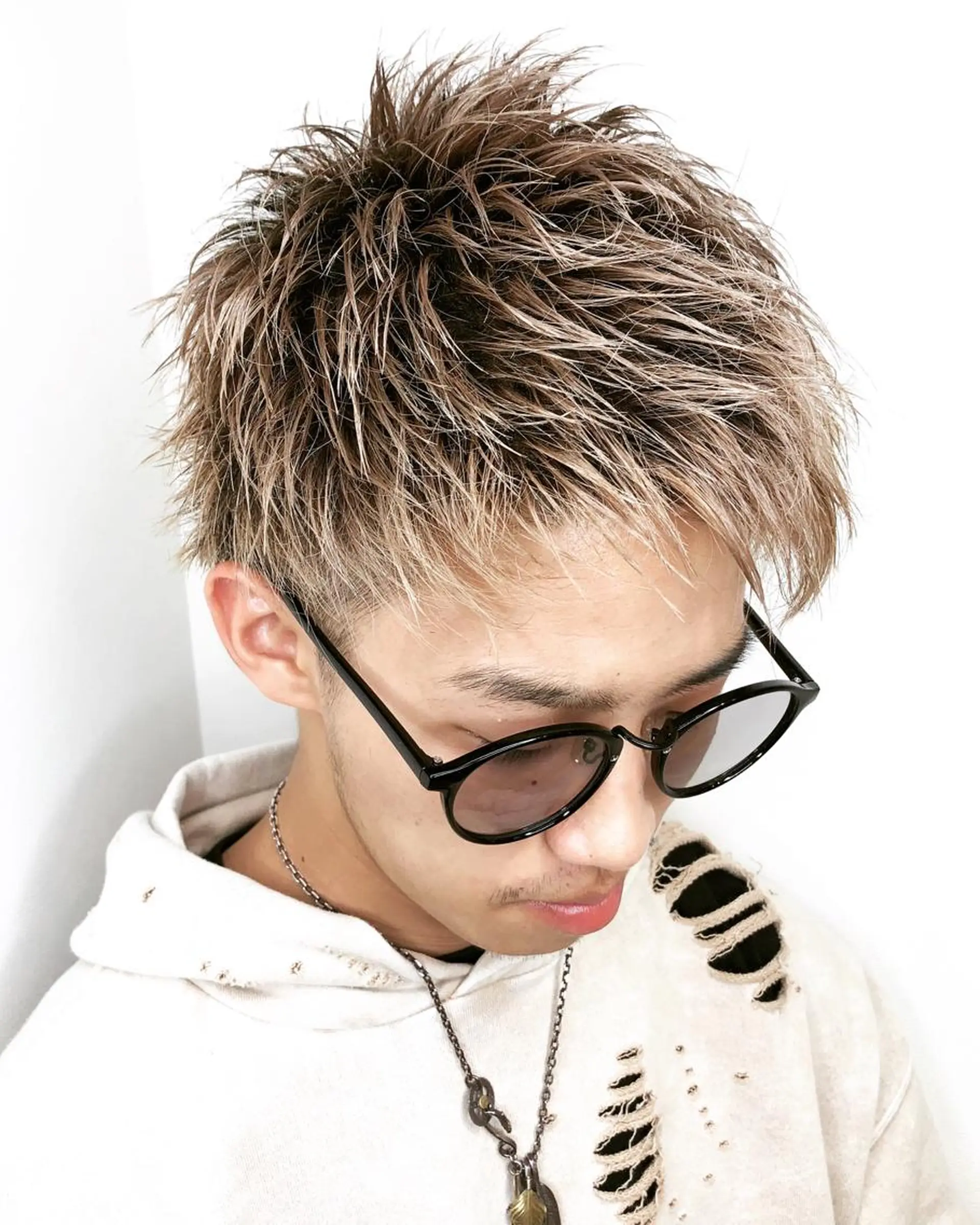 ショート カラー メンズ メンズハイライト デザインカラー ダブルカラー ハイライトカラー イルミナカラー メンズヘア特化 崎田 成人のヘアスタイル