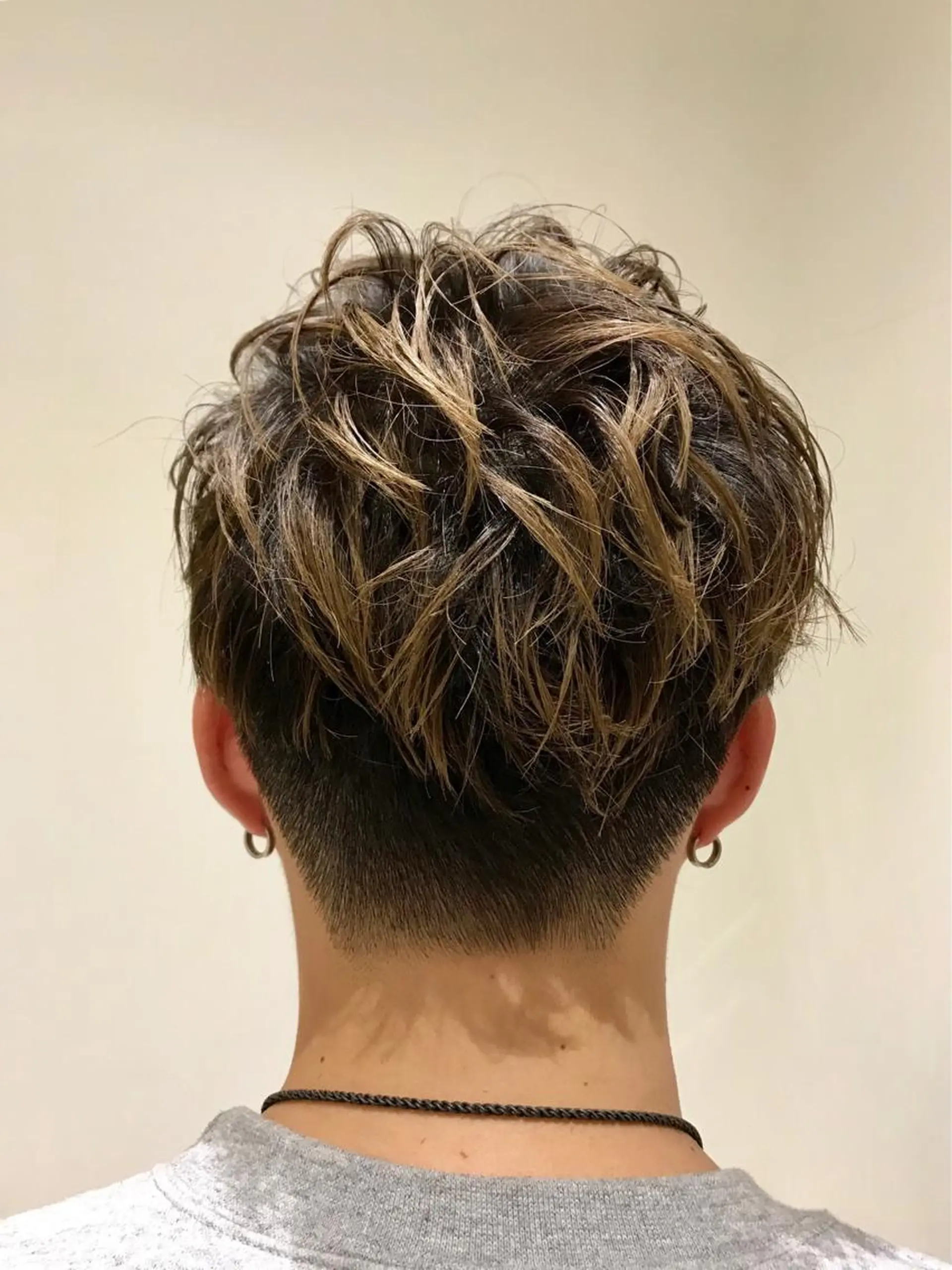 ショート カラー ブリーチ KEN KENのヘアスタイル