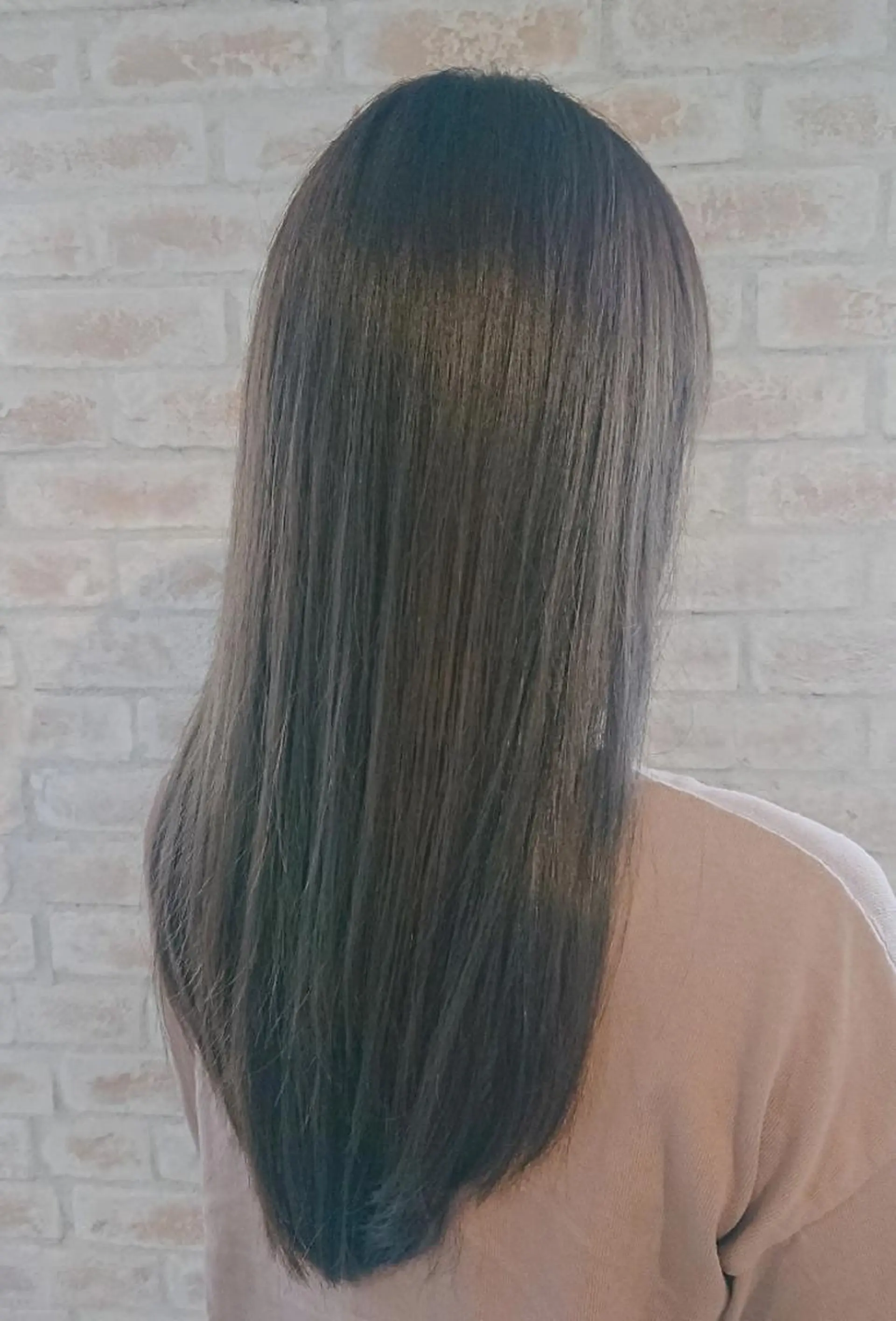 ロング カラー グレージュ 赤松 摩美のヘアスタイル