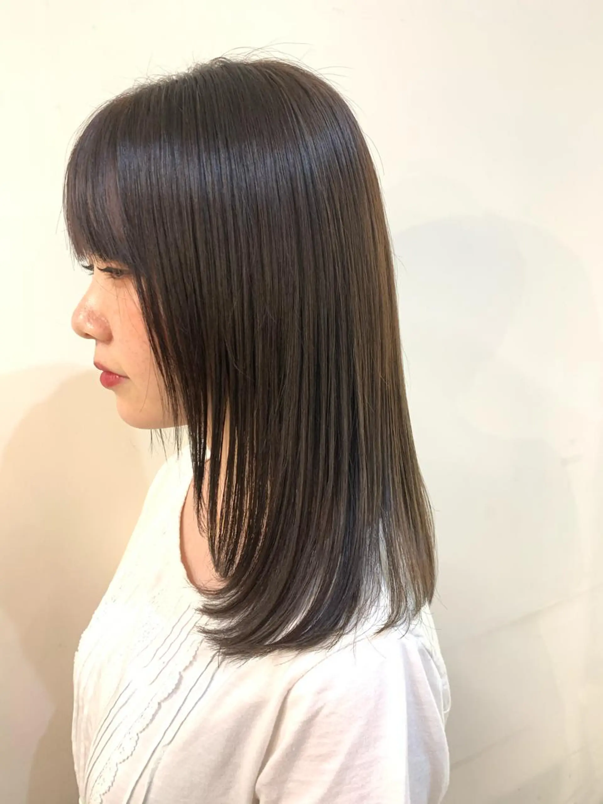 セミロング カラー グレージュ ボブ レイヤーカット 岡本雅也 ショートボブレイヤーのヘアスタイル