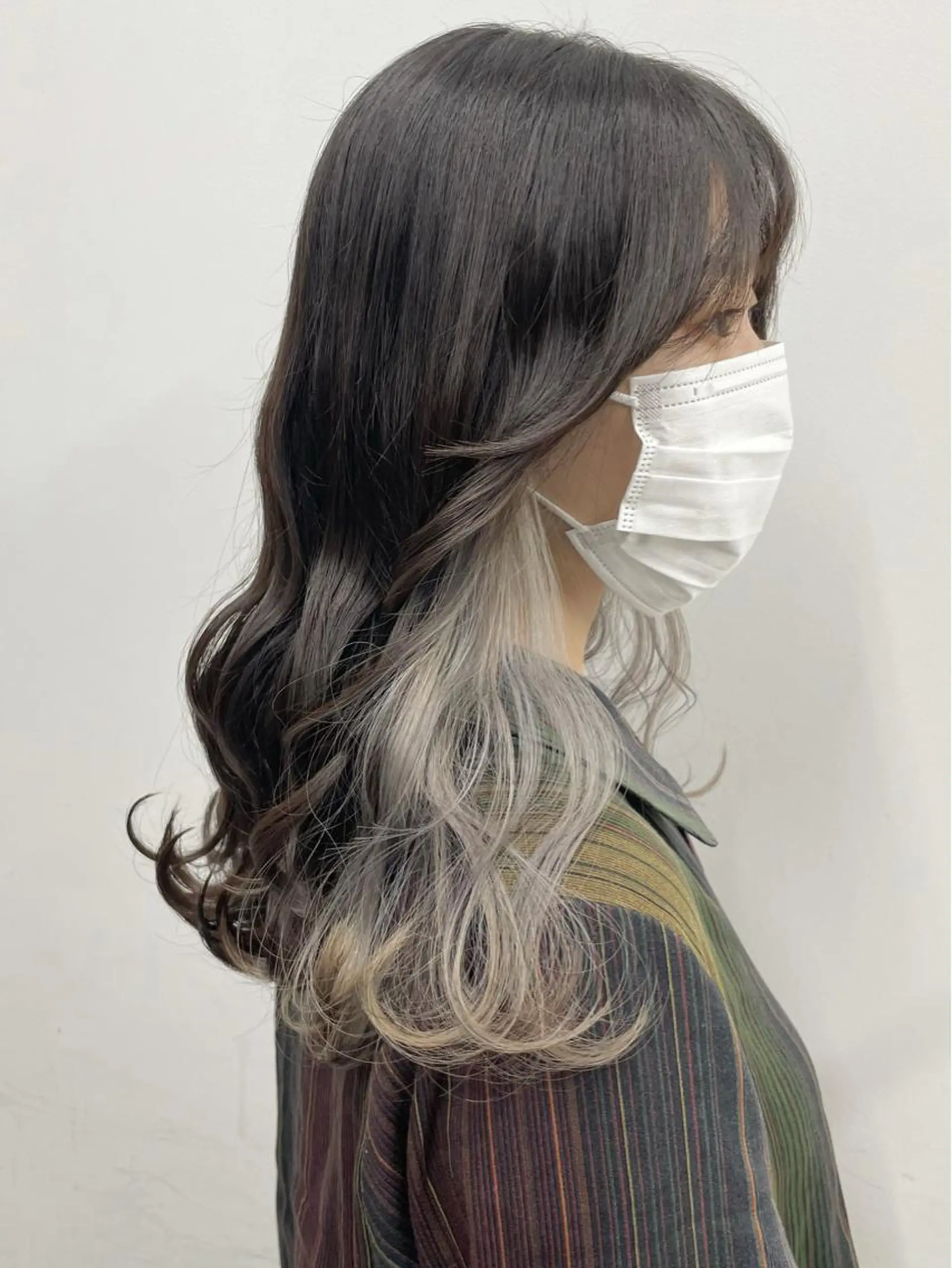 ミディアム カラー ヘアアレンジ ブリーチ イヤリングカラー シルバー カット ヘアカラー トリートメント 🦄インナーカラー 🦄貫井彩花のヘアスタイル