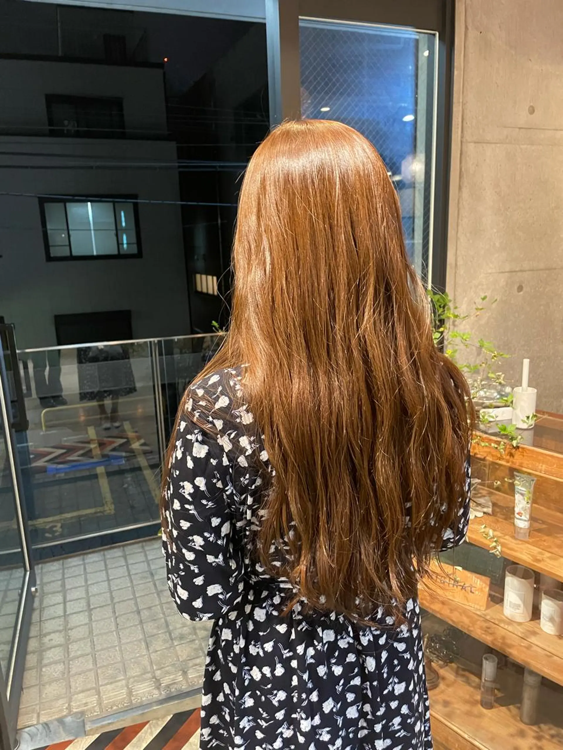 ロング カラー maina/透明感 ベージュ/ブラウンのヘアスタイル