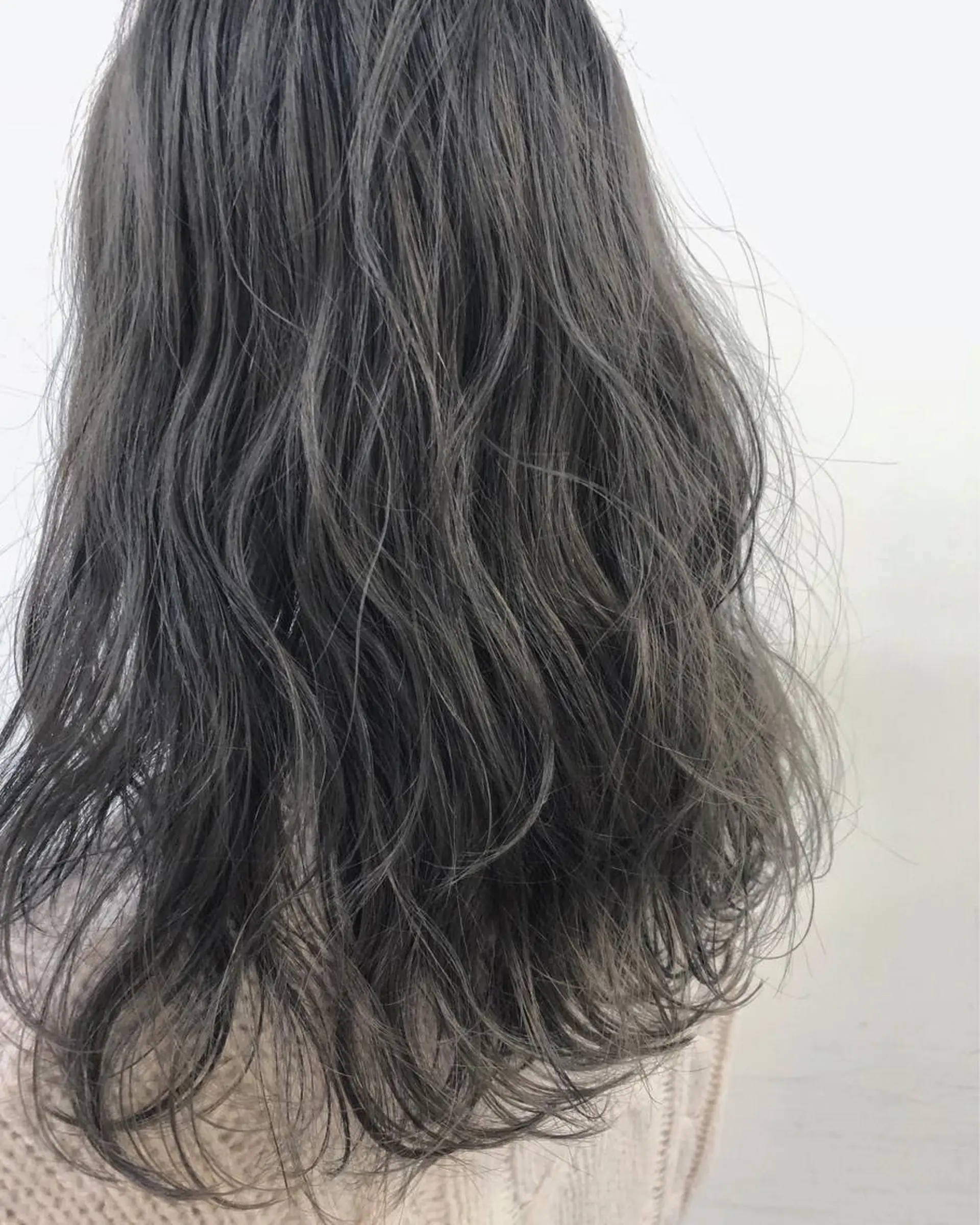 セミロング カラー グレージュ ニシオカ タクヤのヘアスタイル