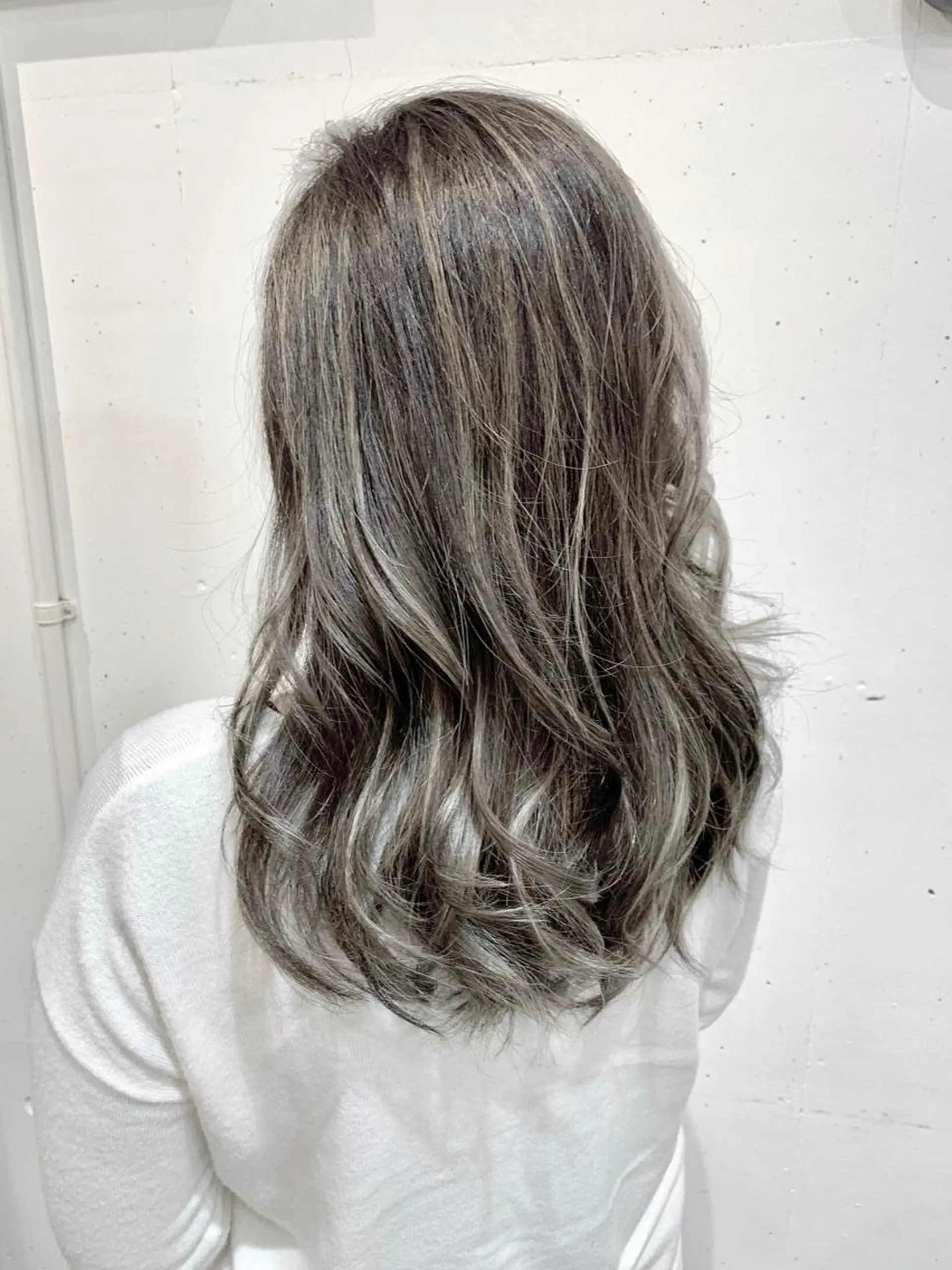セミロング カラー ハイライトカラー シルバー ハイライト ヘアカラー トリートメント ヘッドスパ ヘアセット Akua【代表】 Kazumaのヘアスタイル