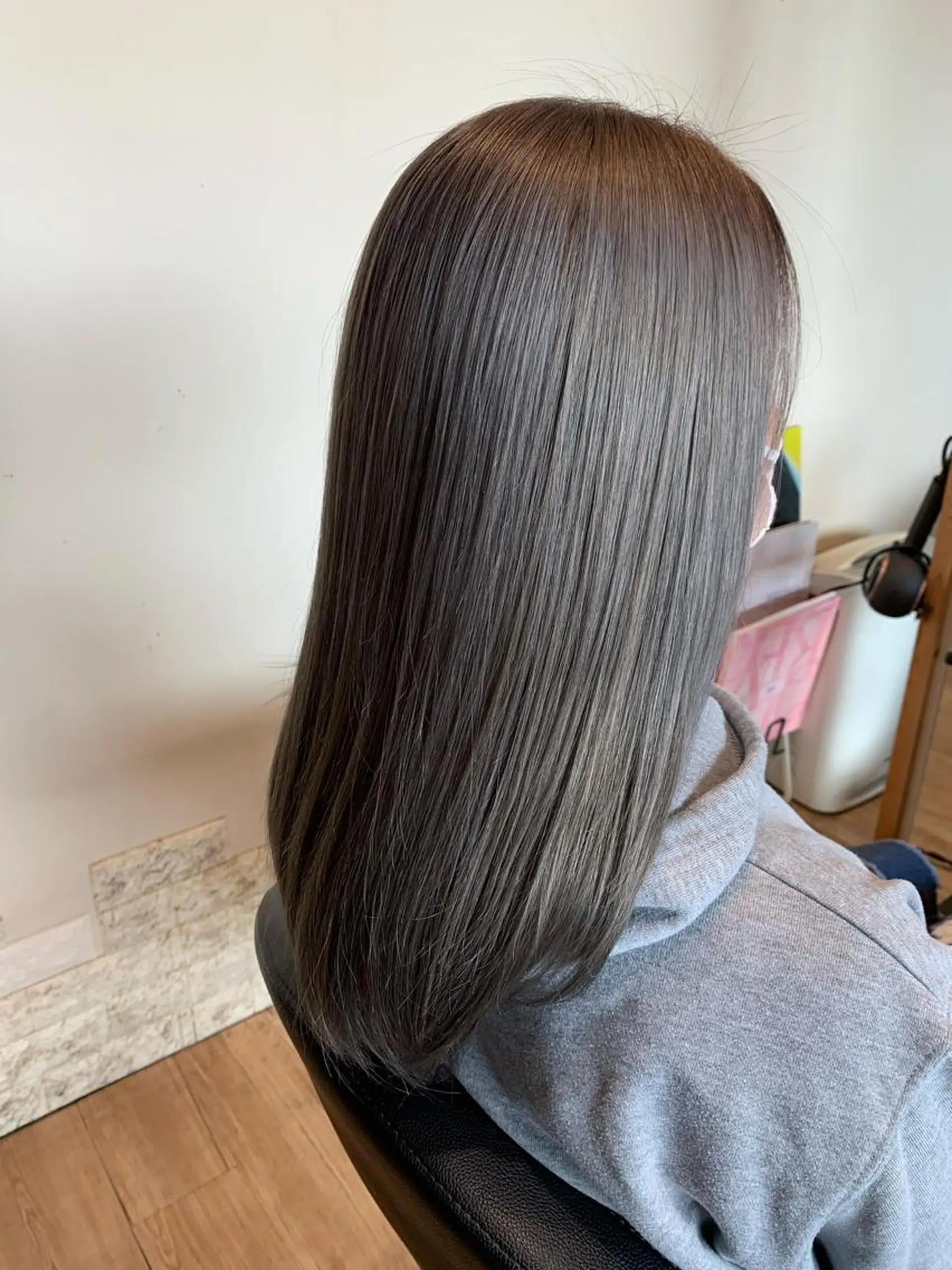 セミロング カラー ダークグレー ヘアカラー 大久保 隆蔵のヘアスタイル