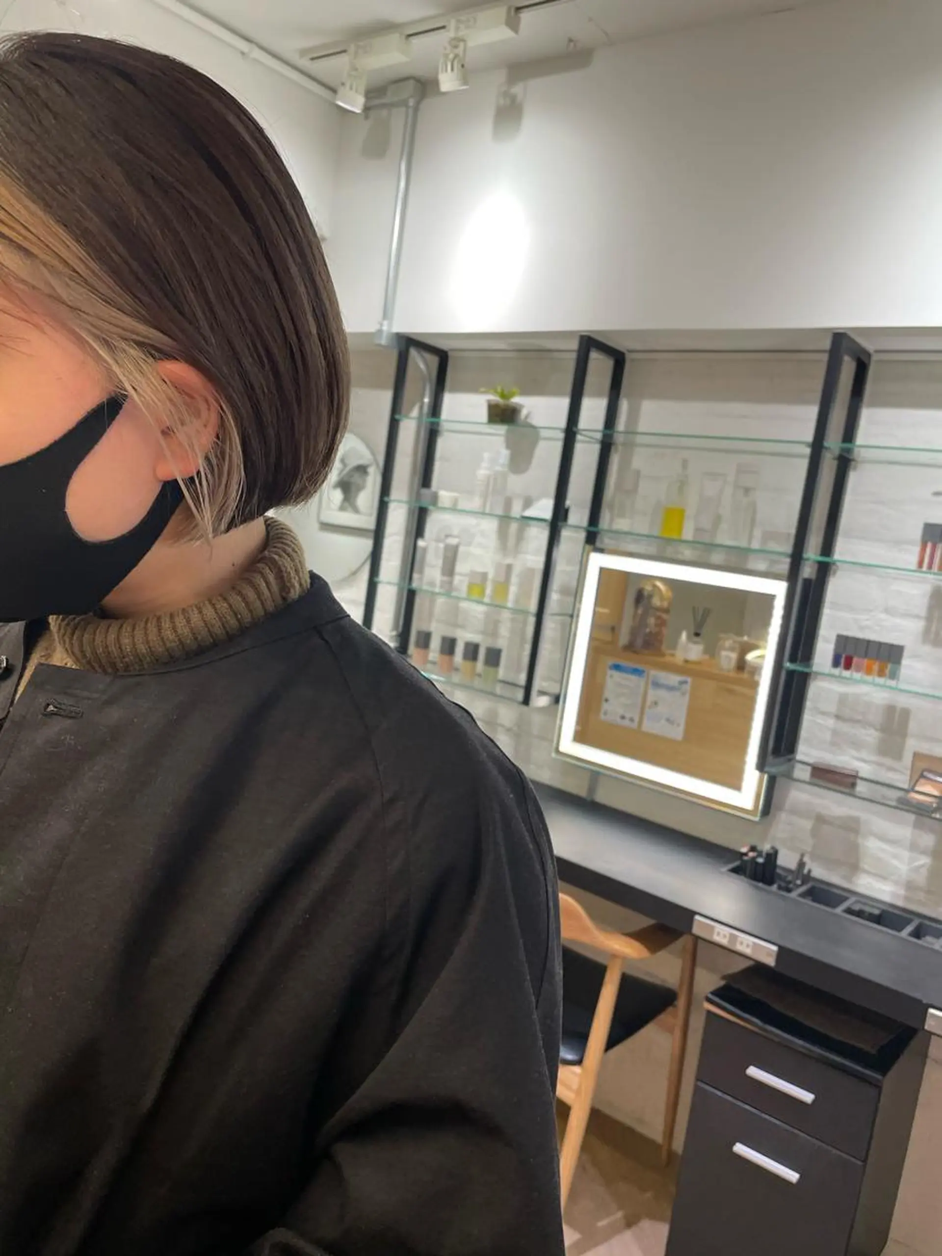 ショート カラー ベージュカラー ブリーチ ケアブリーチ ダブルカラー イヤリングカラー センターパート 田形清流のヘアスタイル