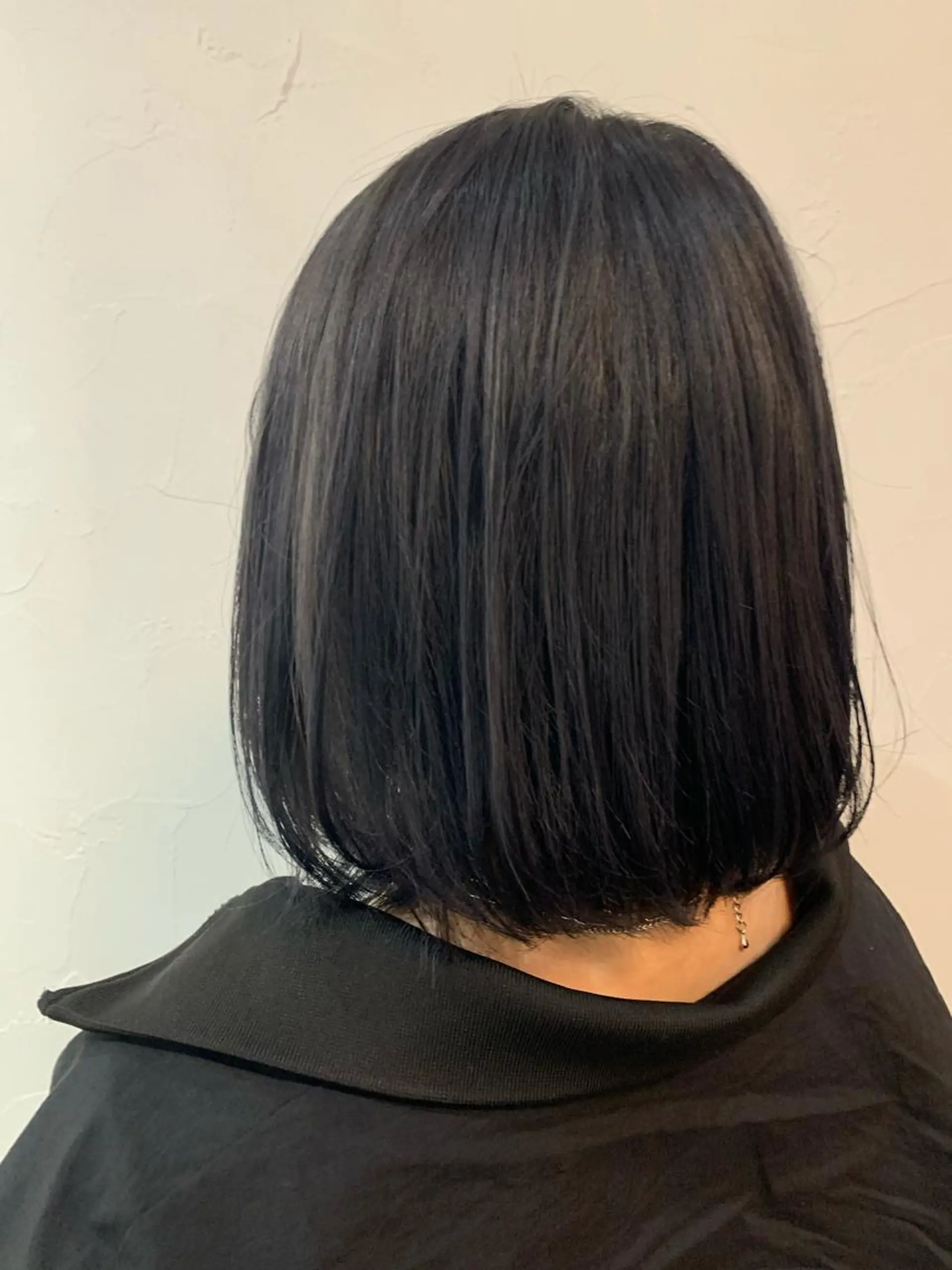 ミディアム カラー 黒髪 ブルーカラー ブルーブラック 脇田 杏菜のヘアスタイル