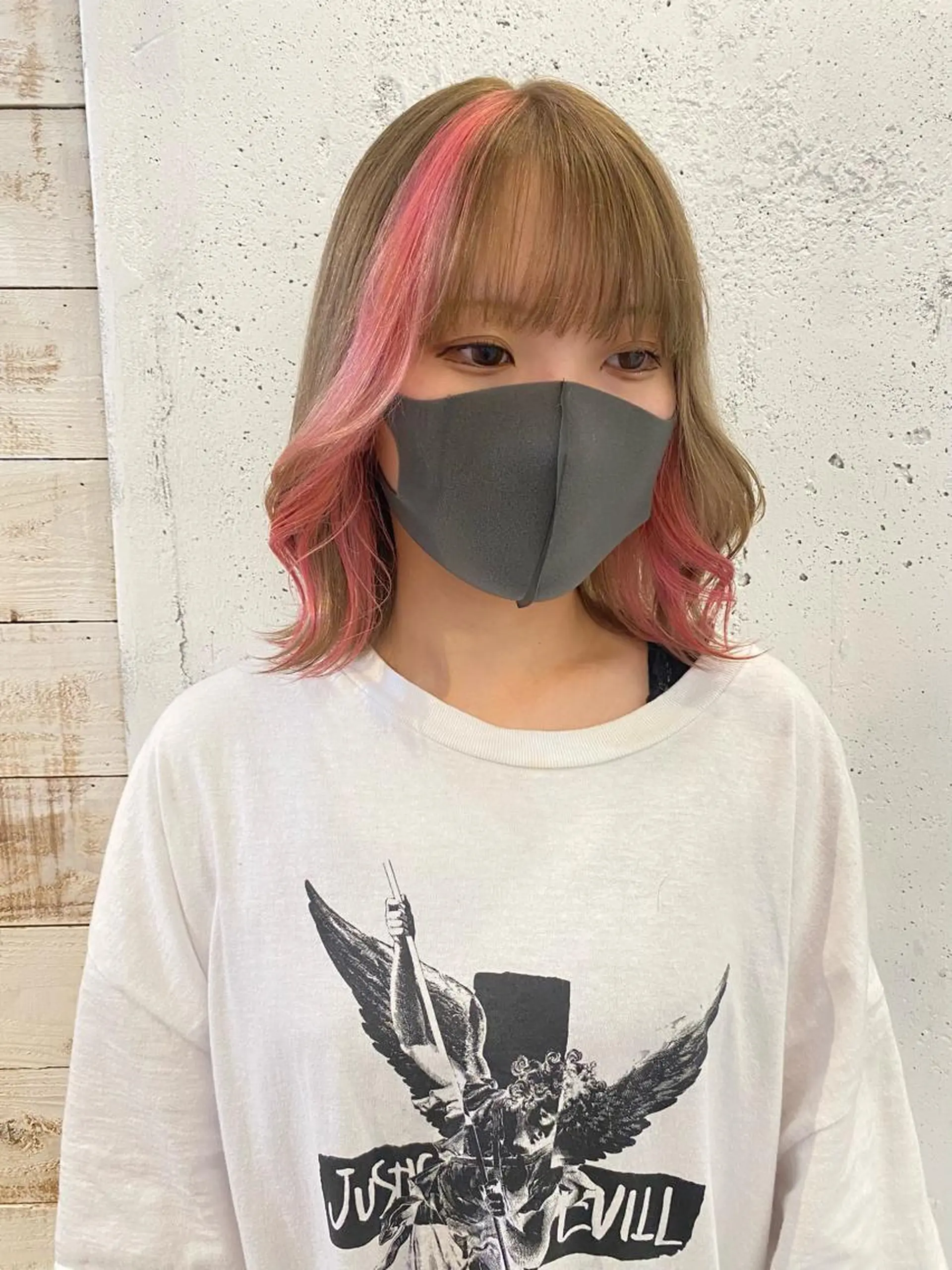 セミロング カラー ベージュカラー デザインカラー ピンクカラー カット ヘアカラー トリートメント ブリーチなしカラー ダブルカラーエクステのヘアスタイル