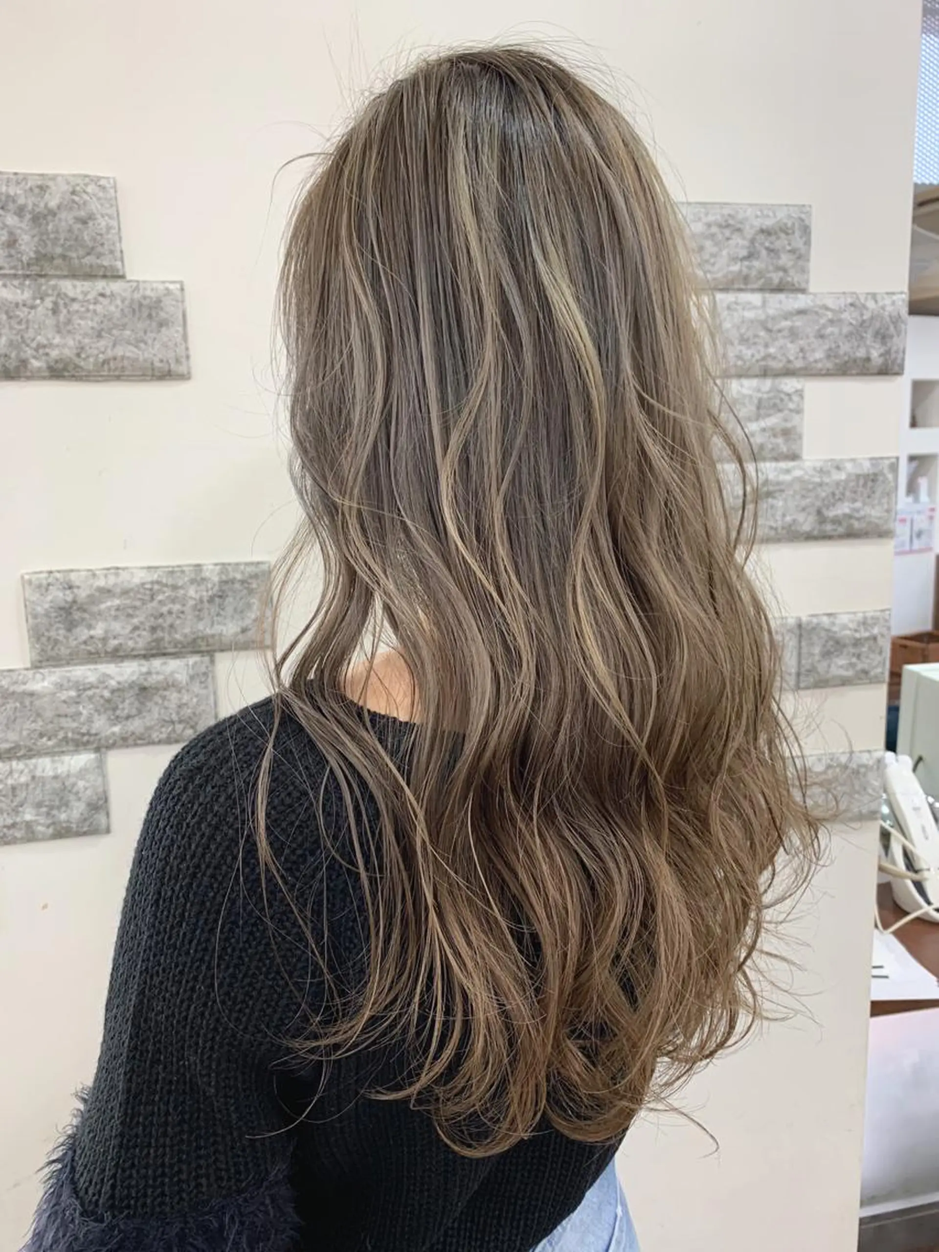 ロング カラー 薄田 珠美のヘアスタイル