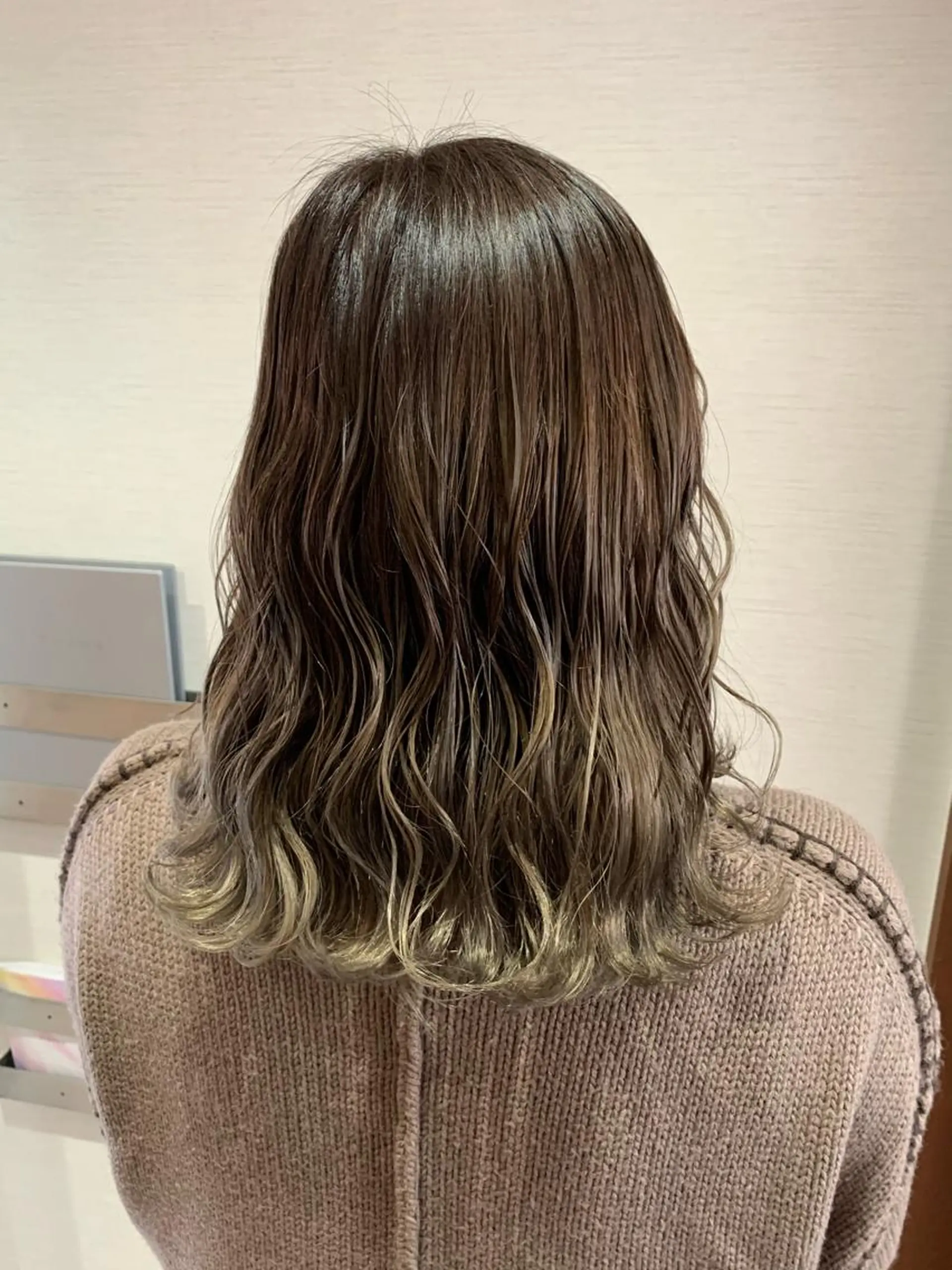 セミロング カラー 蓮見  友里のヘアスタイル