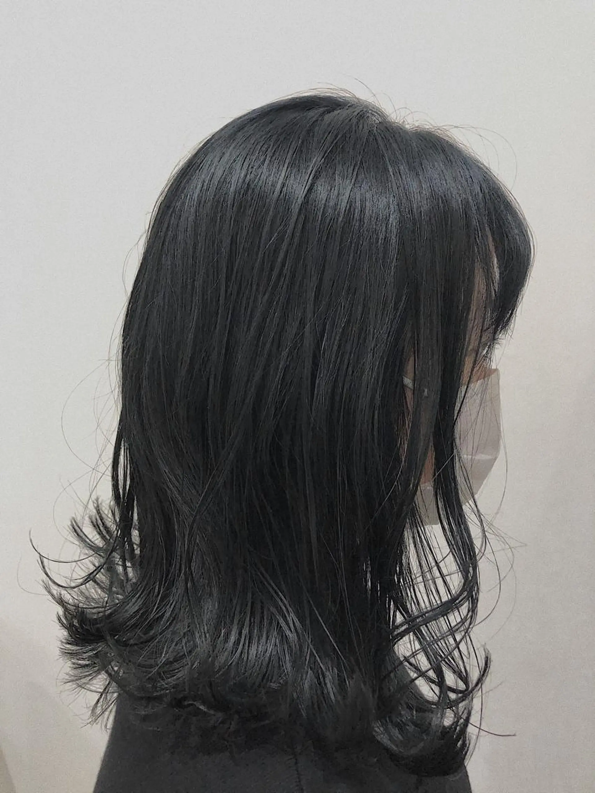 ミディアム カラー 黒髪 ブルーカラー ブルーブラック カット ヘアカラー トリートメント NAKAGAWA YUICHIのヘアスタイル