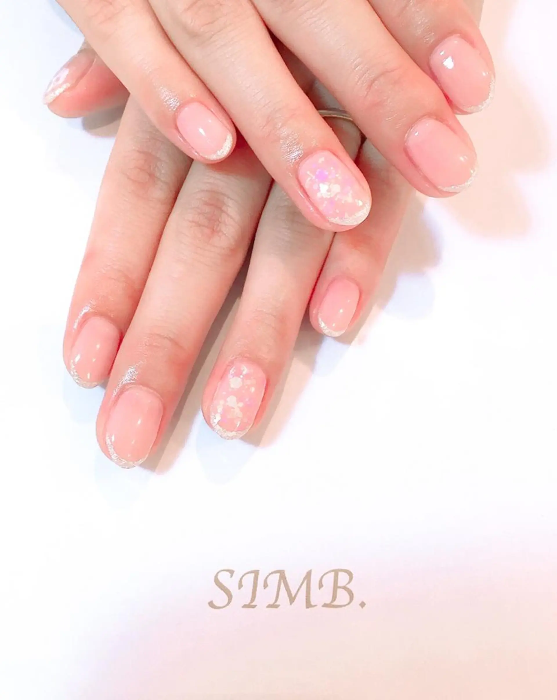 ネイル オーロラネイル フレンチネイル ラメ(グリッター) ブライダルネイル nailsalon SIMB.のネイルデザイン