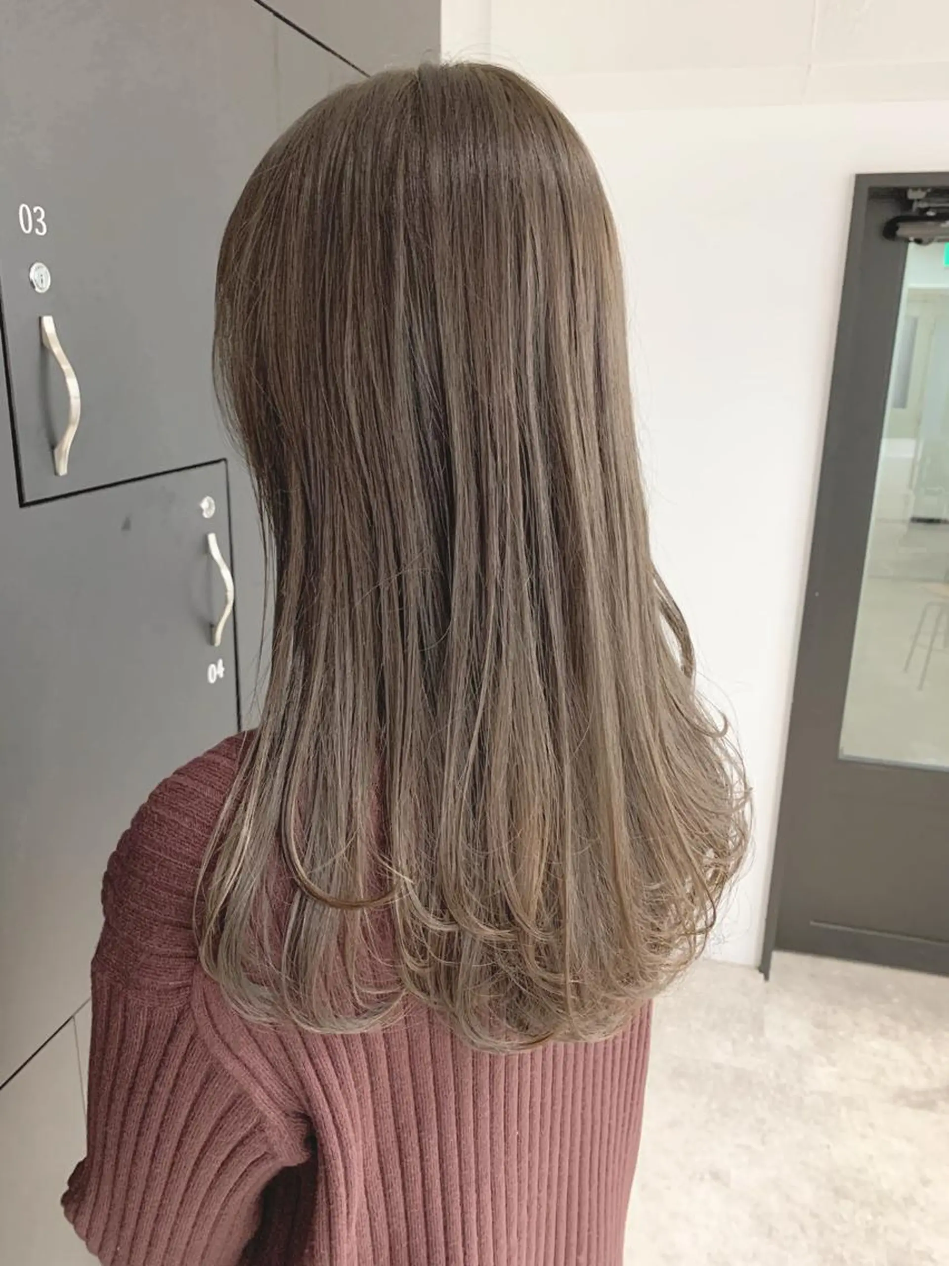 セミロング カラー アディクシーカラー アッシュ アッシュグレー バレイヤージュ ベージュカラー 前髪顔周りカット 沼田　拓斗のヘアスタイル