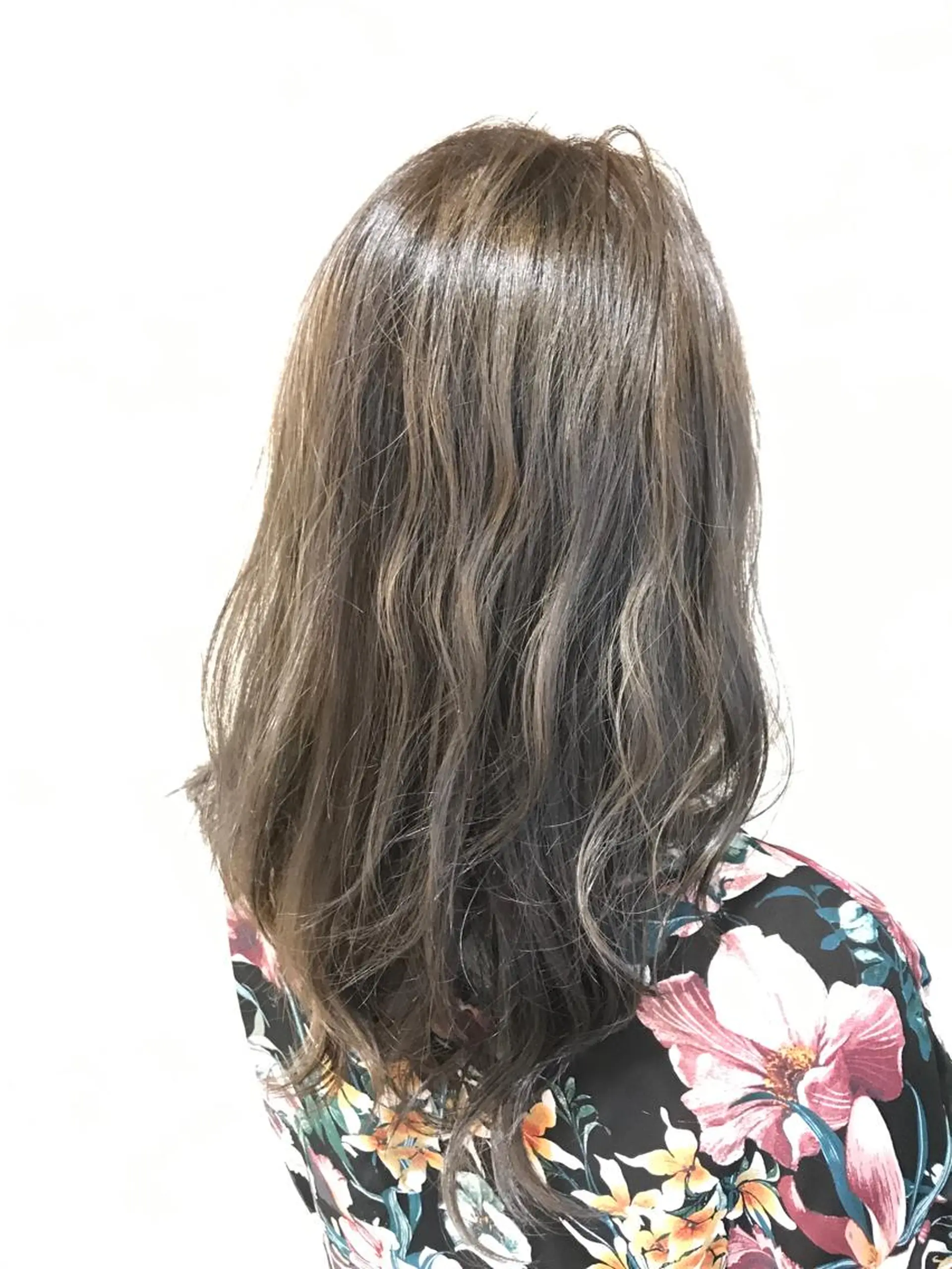 ミディアム カラー グレージュ ハイライトカラー ハイライト ヘアカラー トリートメント Miru by INCE HAIRのヘアスタイル