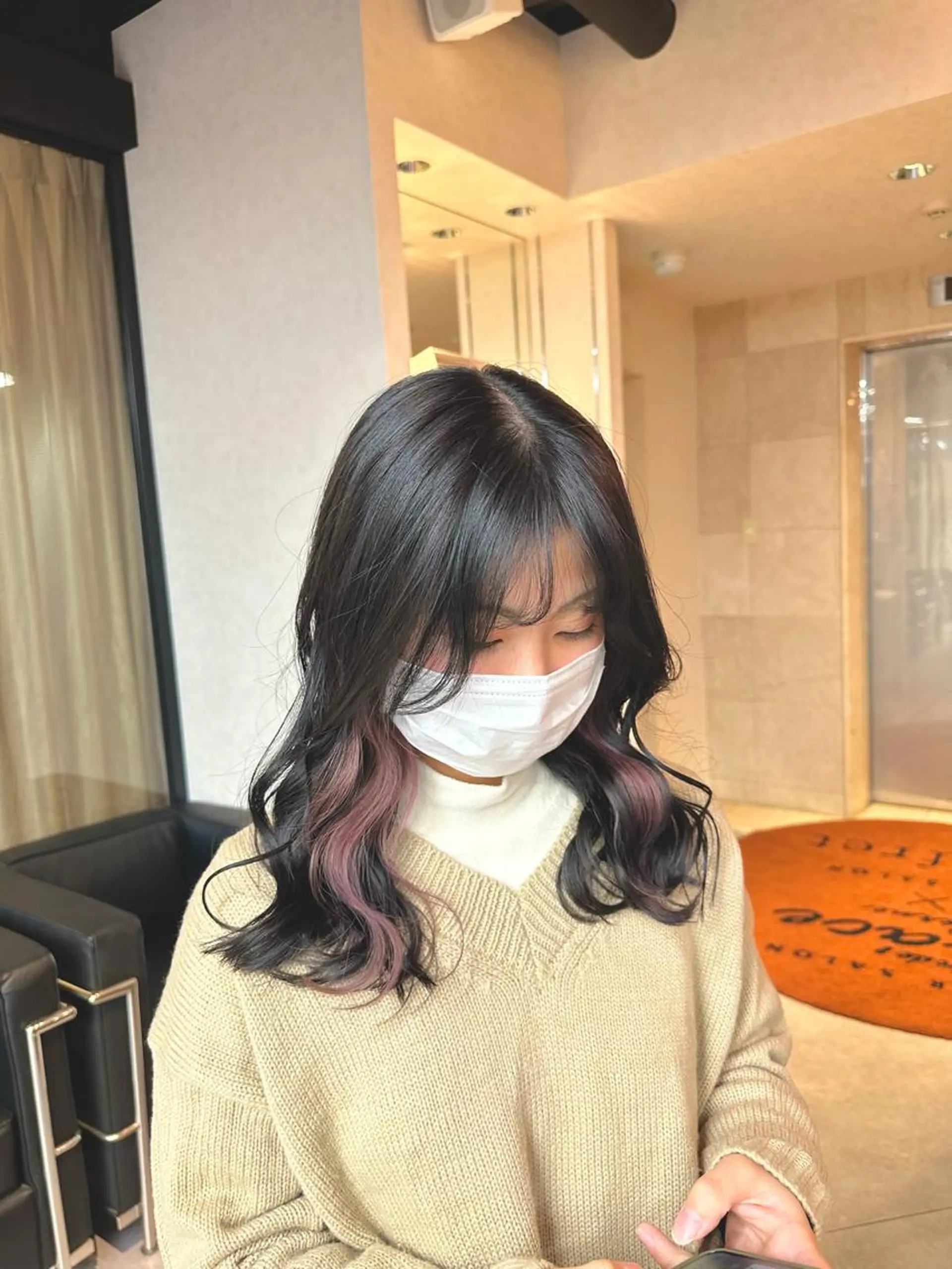 ミディアム カラー パーマ ヘアアレンジ ベージュカラー 黒髪 ブルーカラー ブルーブラック ピンクカラー ウルフとハイトーン みっちー✂️のヘアスタイル