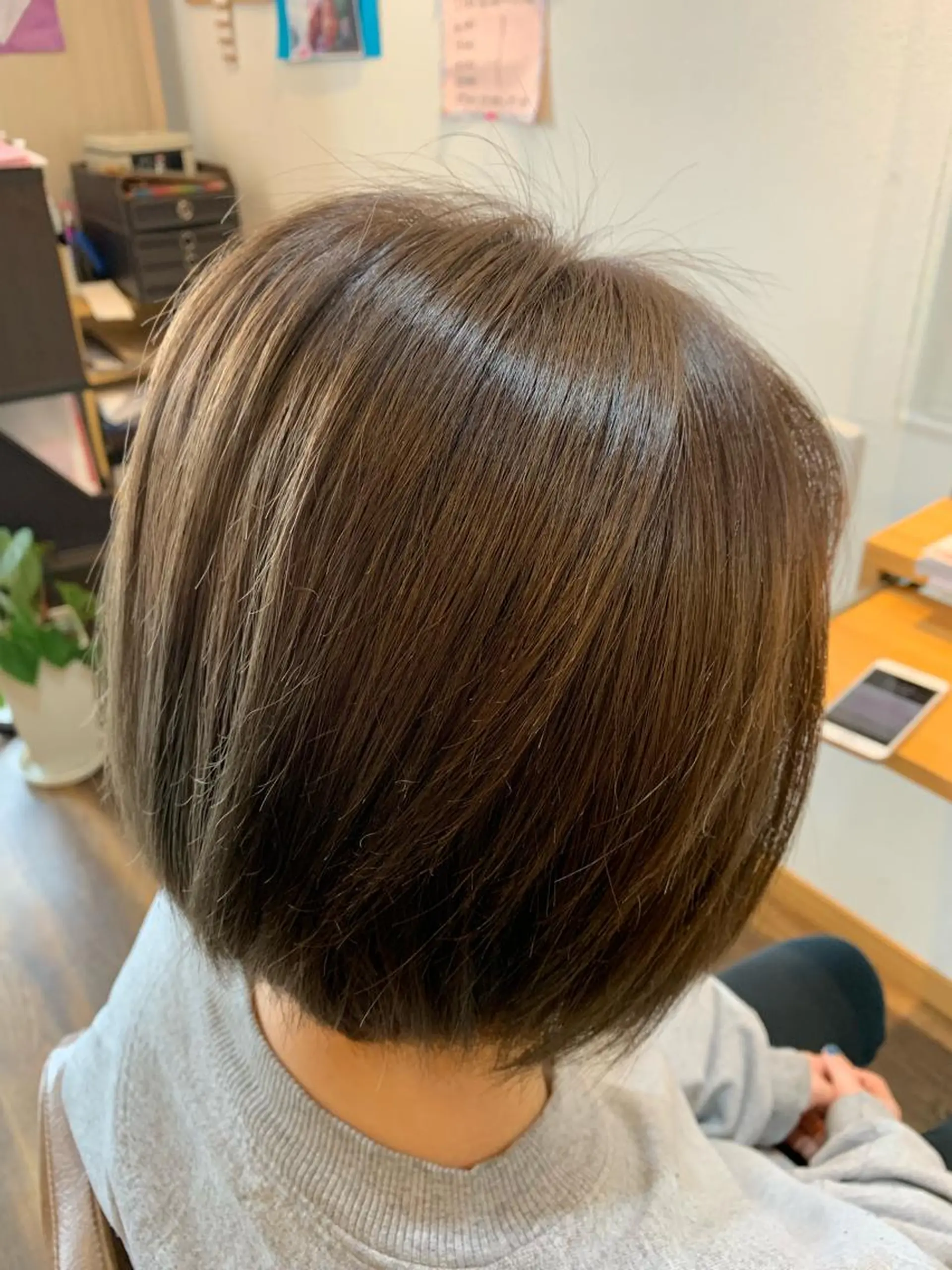 ショート カラー 石川 奈緒子のヘアスタイル