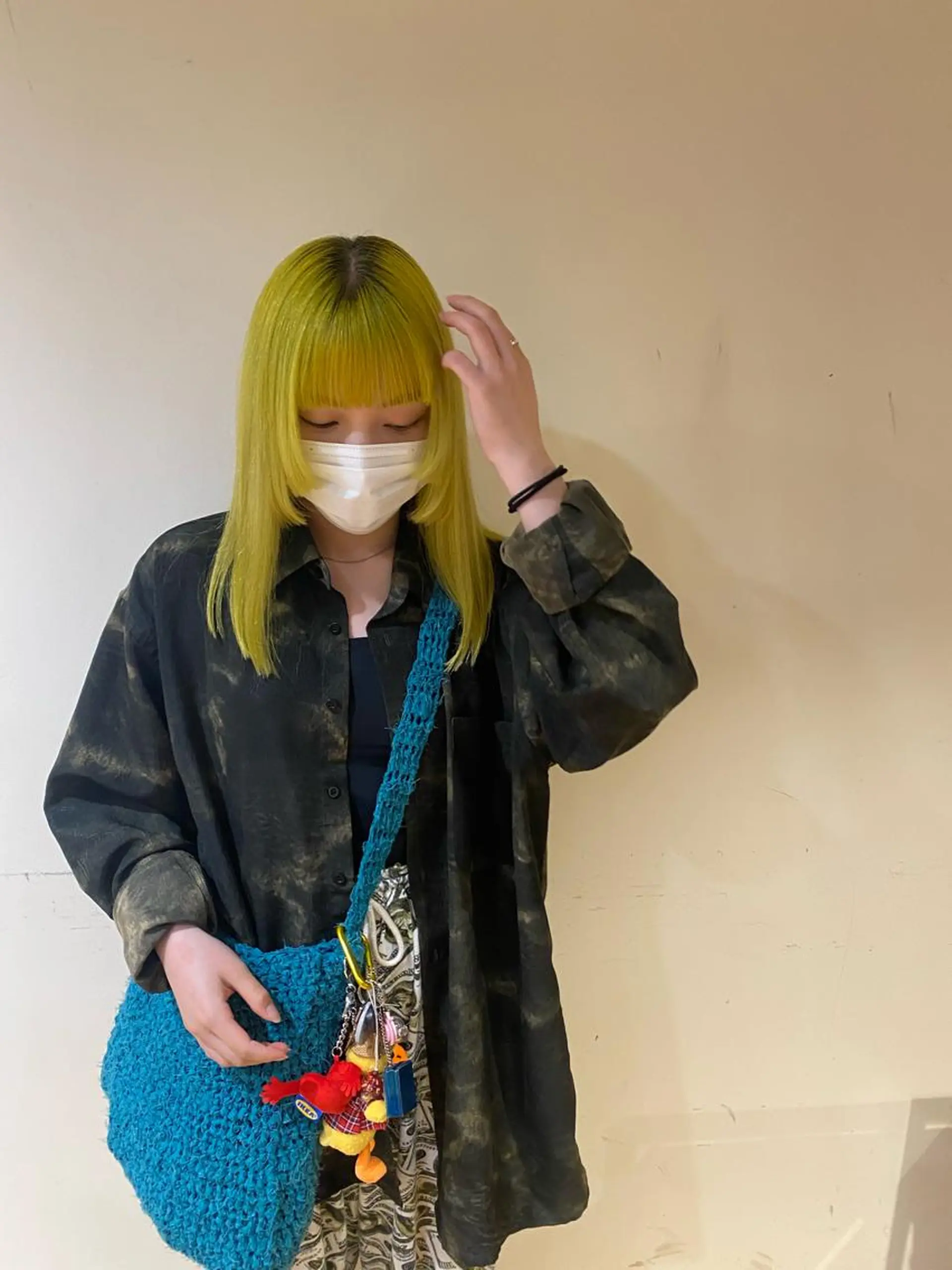 セミロング カラー イエローカラー io濱川 遥のヘアスタイル