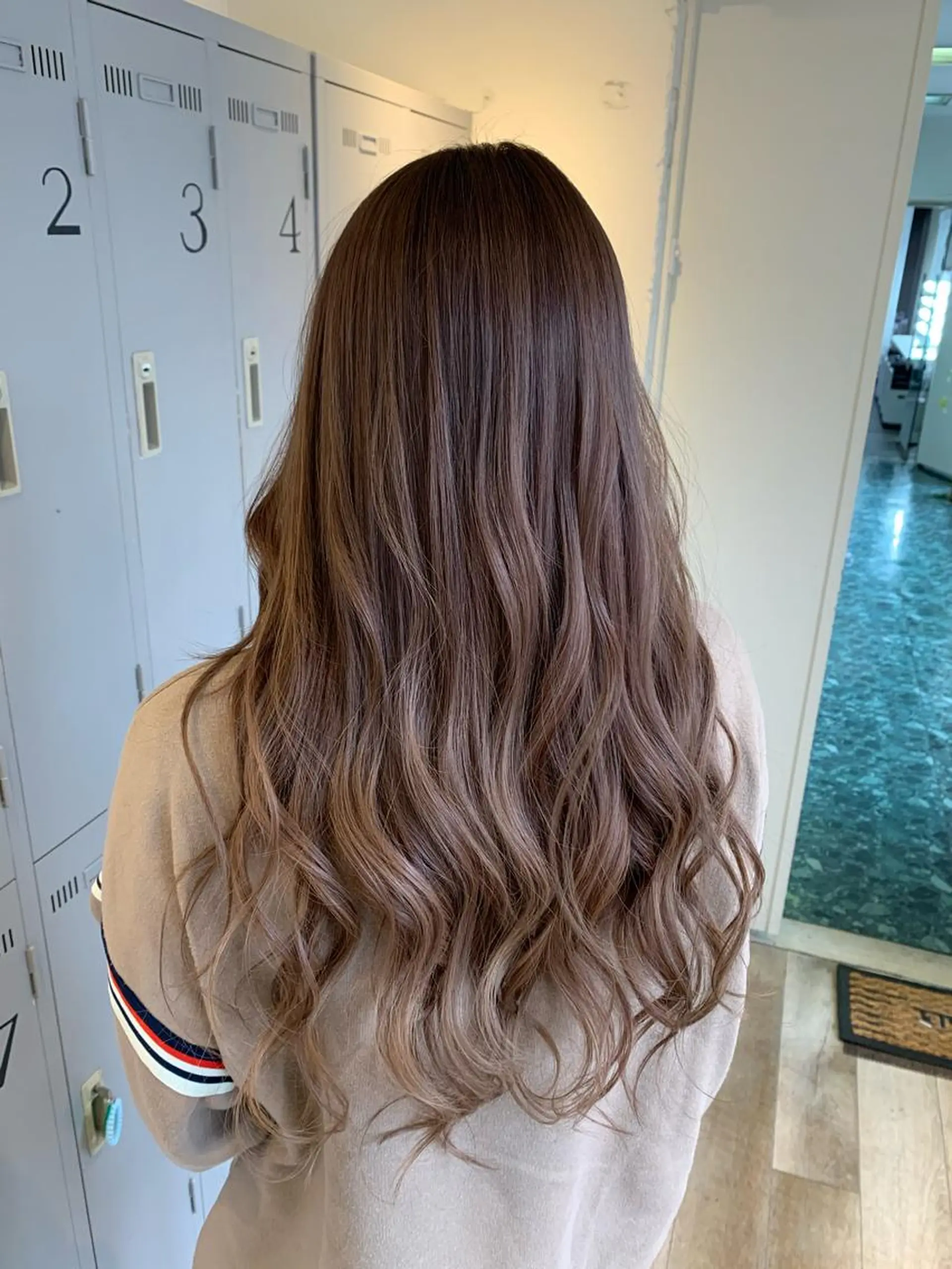 ロング カラー ブリーチ特化／ハイト ーン／ホワイトカラーのヘアスタイル