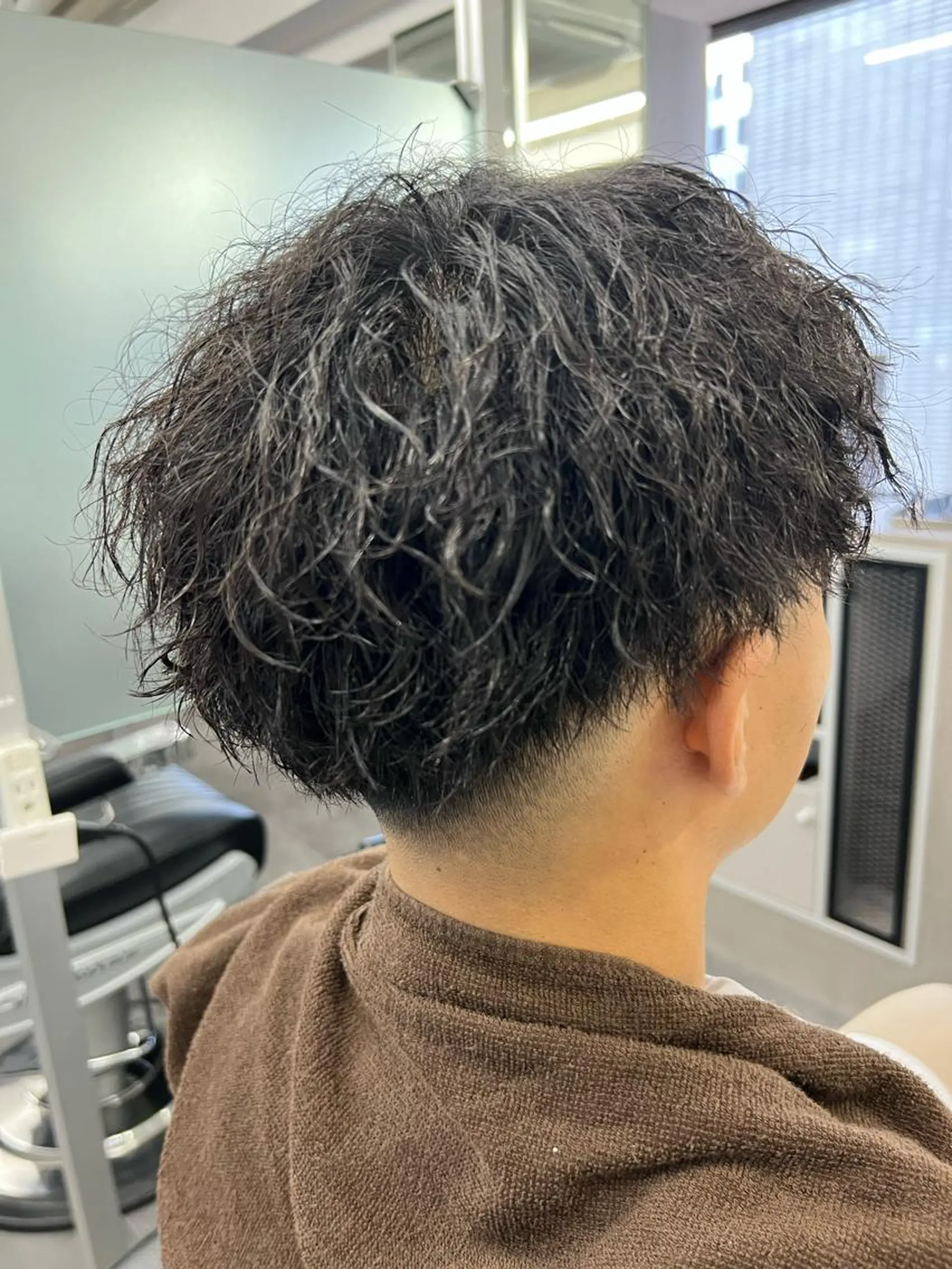 ミディアム パーマ メンズ フェードカット スキンフェード カット パーマ 垢抜け・メンズパーマ 津山祐紀のヘアスタイル