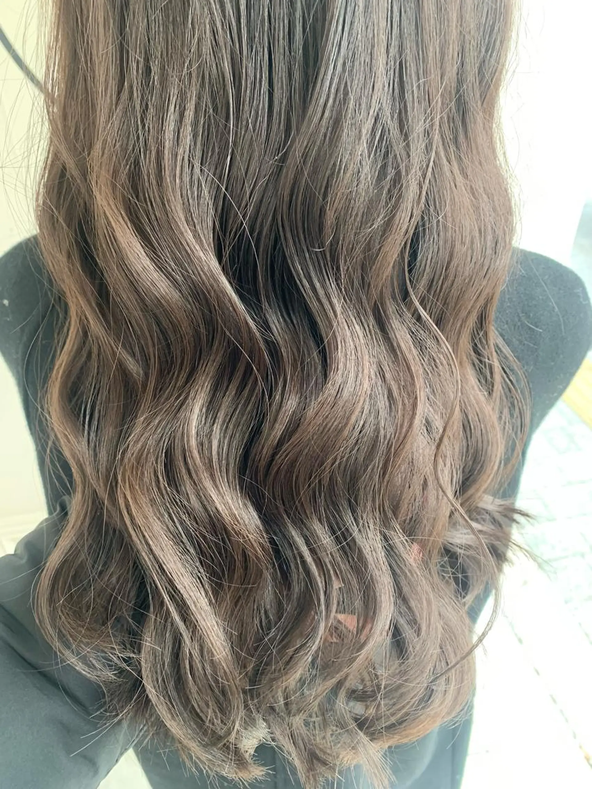 ロング カラー アッシュ ｶﾉ / 艶カラー/レイヤーのヘアスタイル