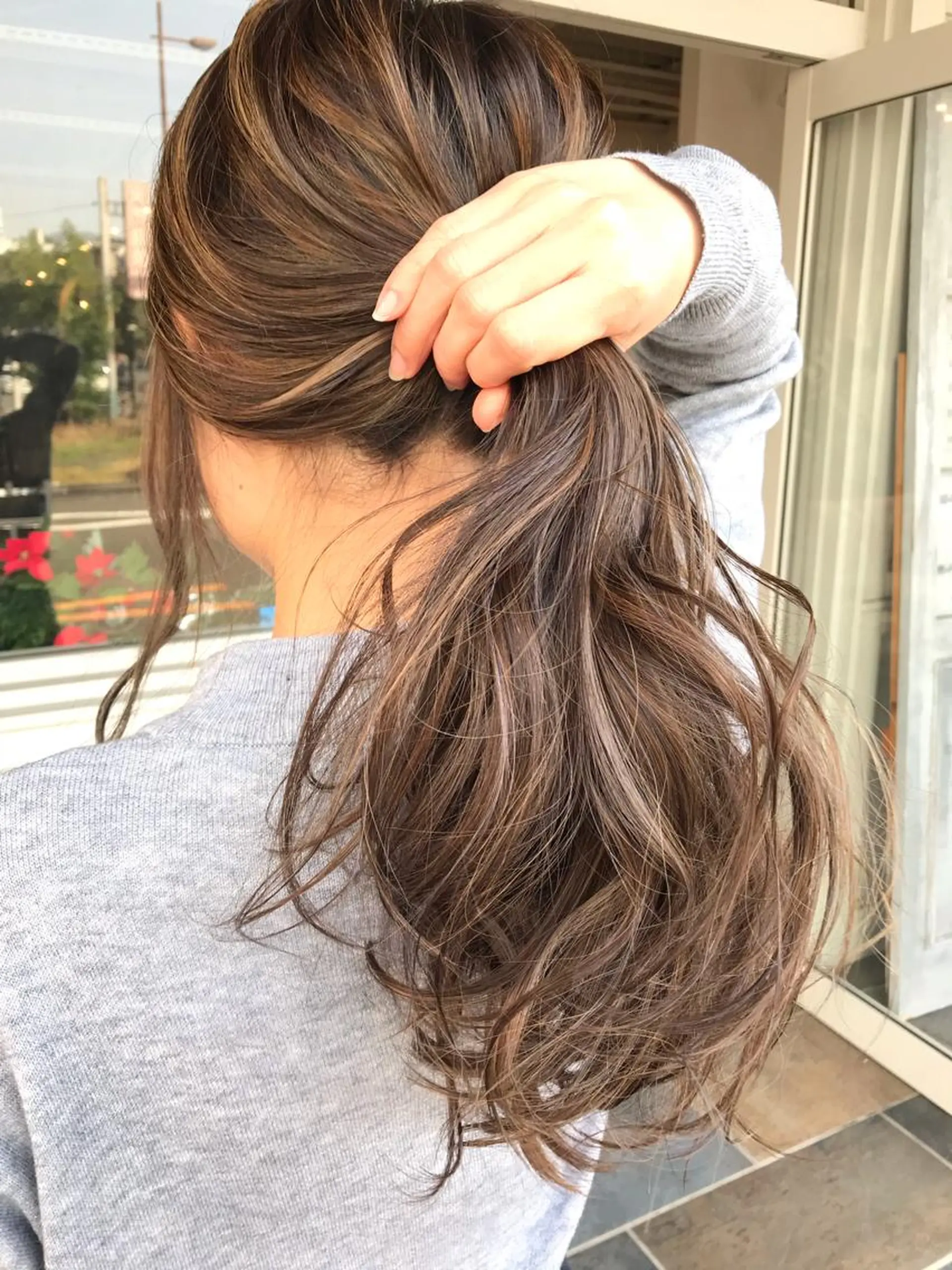ロング カラー ヘアアレンジ お団子ヘア 切りっぱなしボブ バレイヤージュ ブリーチ デザインカラー Mariana/ 鶴原-ハイライトのヘアスタイル